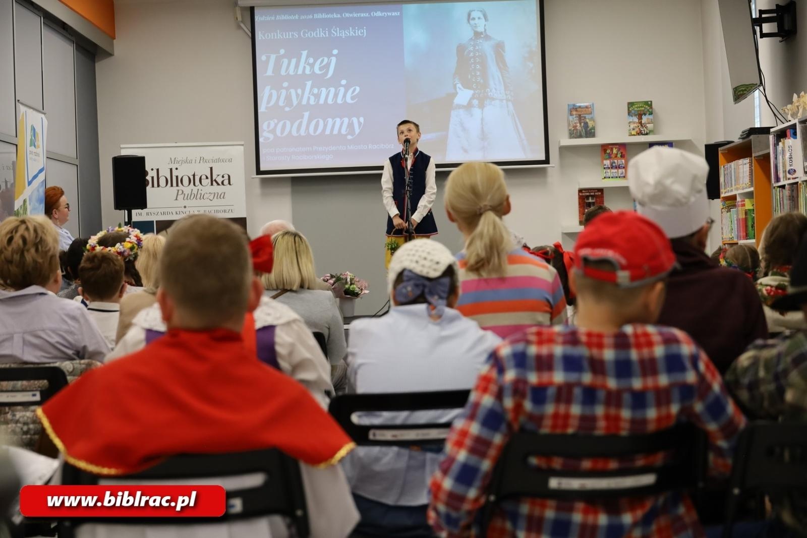 Zdjęcie w galerii na portalu naszraciborz.pl: Tukej piyknie godomy po raz XVI w raciborskiej bibliotece wiadomości z regionu