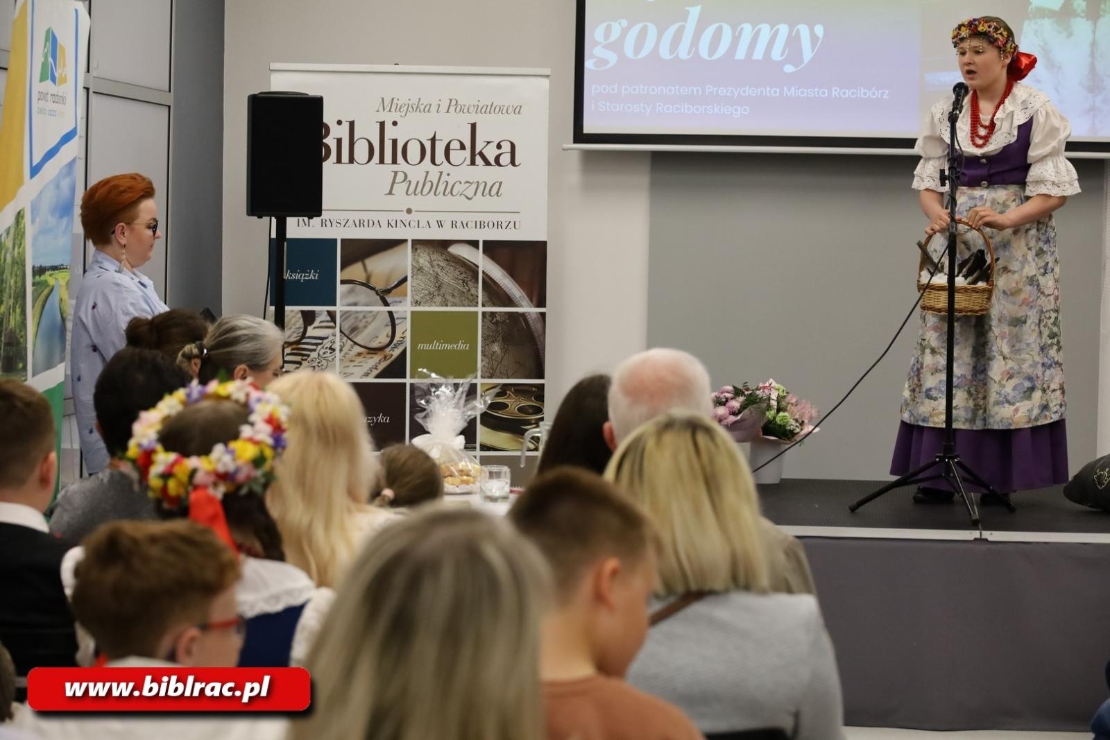 Zdjęcie w galerii na portalu naszraciborz.pl: Tukej piyknie godomy po raz XVI w raciborskiej bibliotece wiadomości z regionu