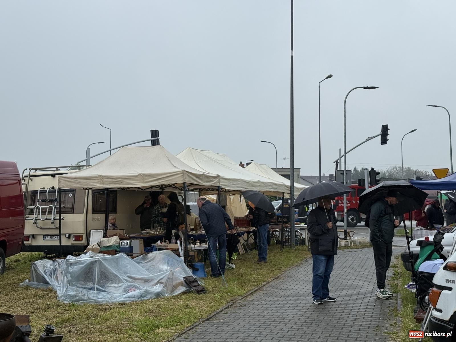 Zdjęcie w galerii na portalu naszraciborz.pl: Deszczowy Jarmark Staroci w Chałupkach. Pogoda pokrzyżowała plany wystawcom wiadomości z regionu