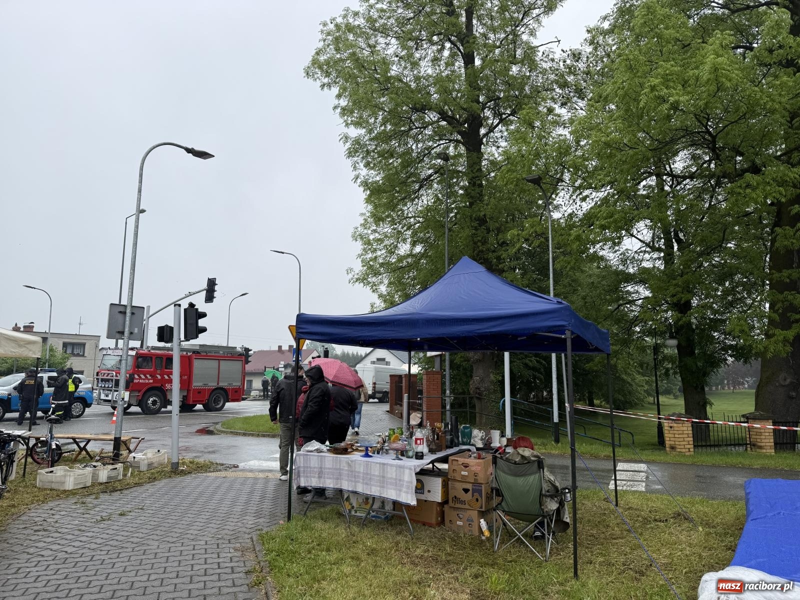 Zdjęcie w galerii na portalu naszraciborz.pl: Deszczowy Jarmark Staroci w Chałupkach. Pogoda pokrzyżowała plany wystawcom wiadomości z regionu