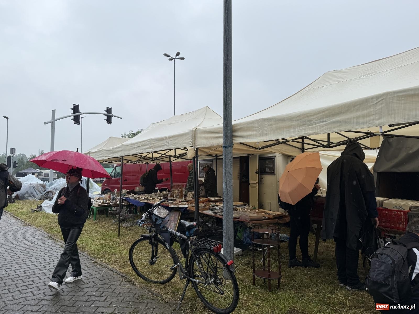 Zdjęcie w galerii na portalu naszraciborz.pl: Deszczowy Jarmark Staroci w Chałupkach. Pogoda pokrzyżowała plany wystawcom wiadomości z regionu