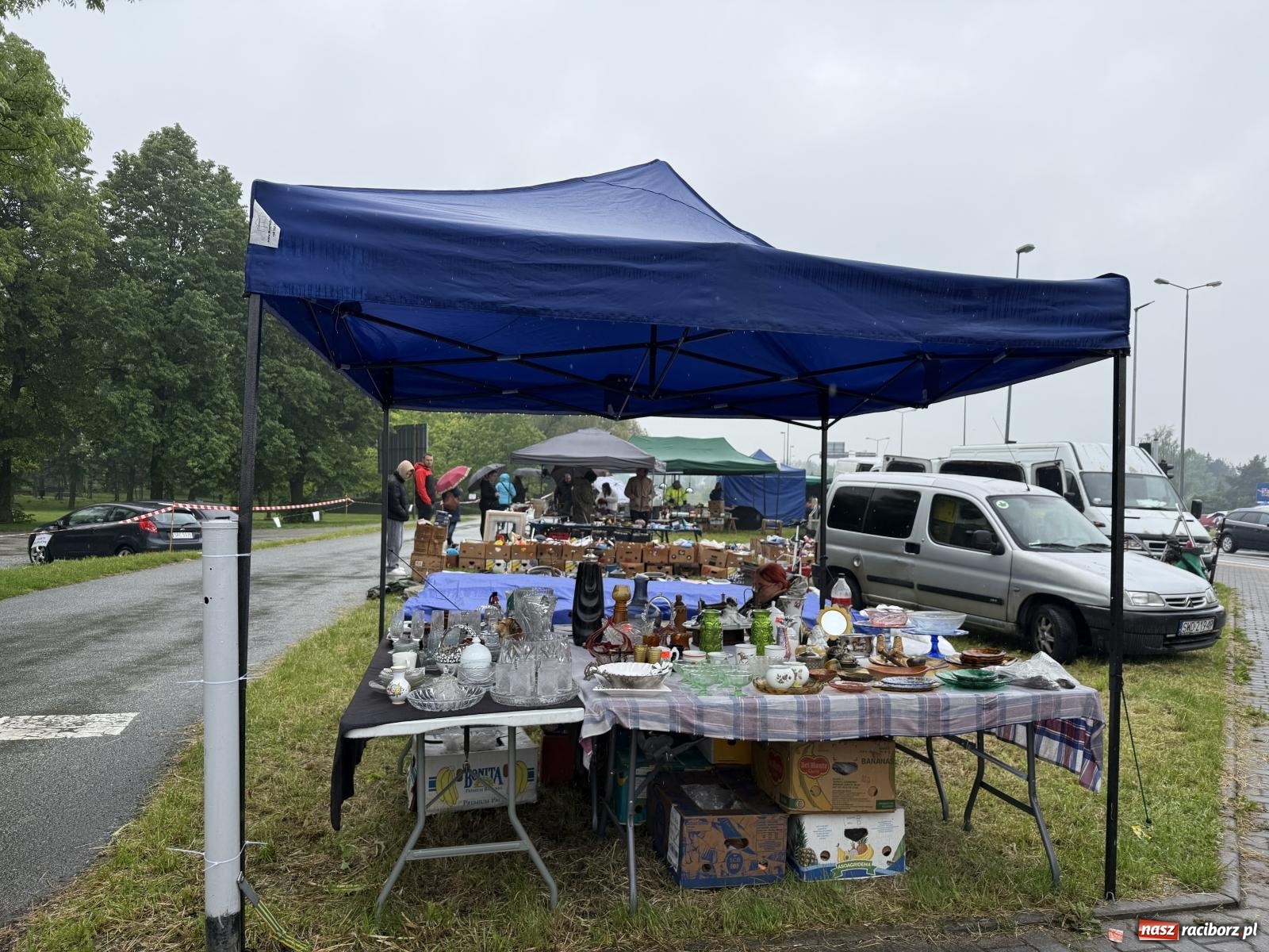 Zdjęcie w galerii na portalu naszraciborz.pl: Deszczowy Jarmark Staroci w Chałupkach. Pogoda pokrzyżowała plany wystawcom wiadomości z regionu