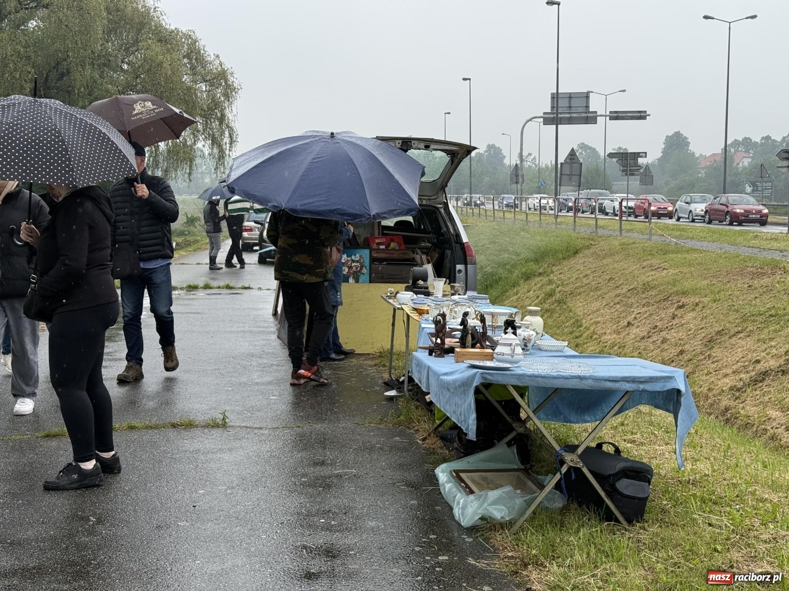 Zdjęcie w galerii na portalu naszraciborz.pl: Deszczowy Jarmark Staroci w Chałupkach. Pogoda pokrzyżowała plany wystawcom wiadomości z regionu