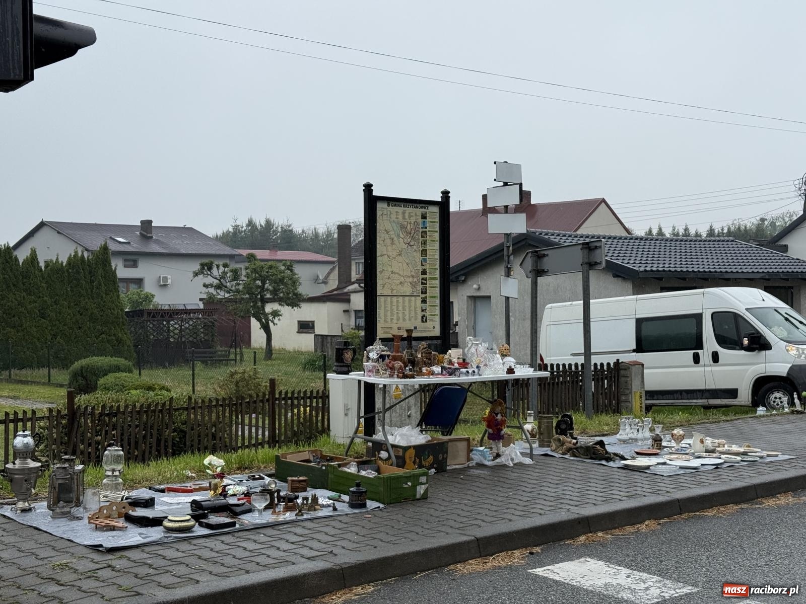 Zdjęcie w galerii na portalu naszraciborz.pl: Deszczowy Jarmark Staroci w Chałupkach. Pogoda pokrzyżowała plany wystawcom wiadomości z regionu