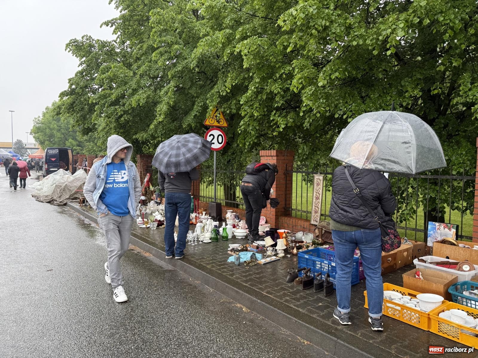 Zdjęcie w galerii na portalu naszraciborz.pl: Deszczowy Jarmark Staroci w Chałupkach. Pogoda pokrzyżowała plany wystawcom wiadomości z regionu