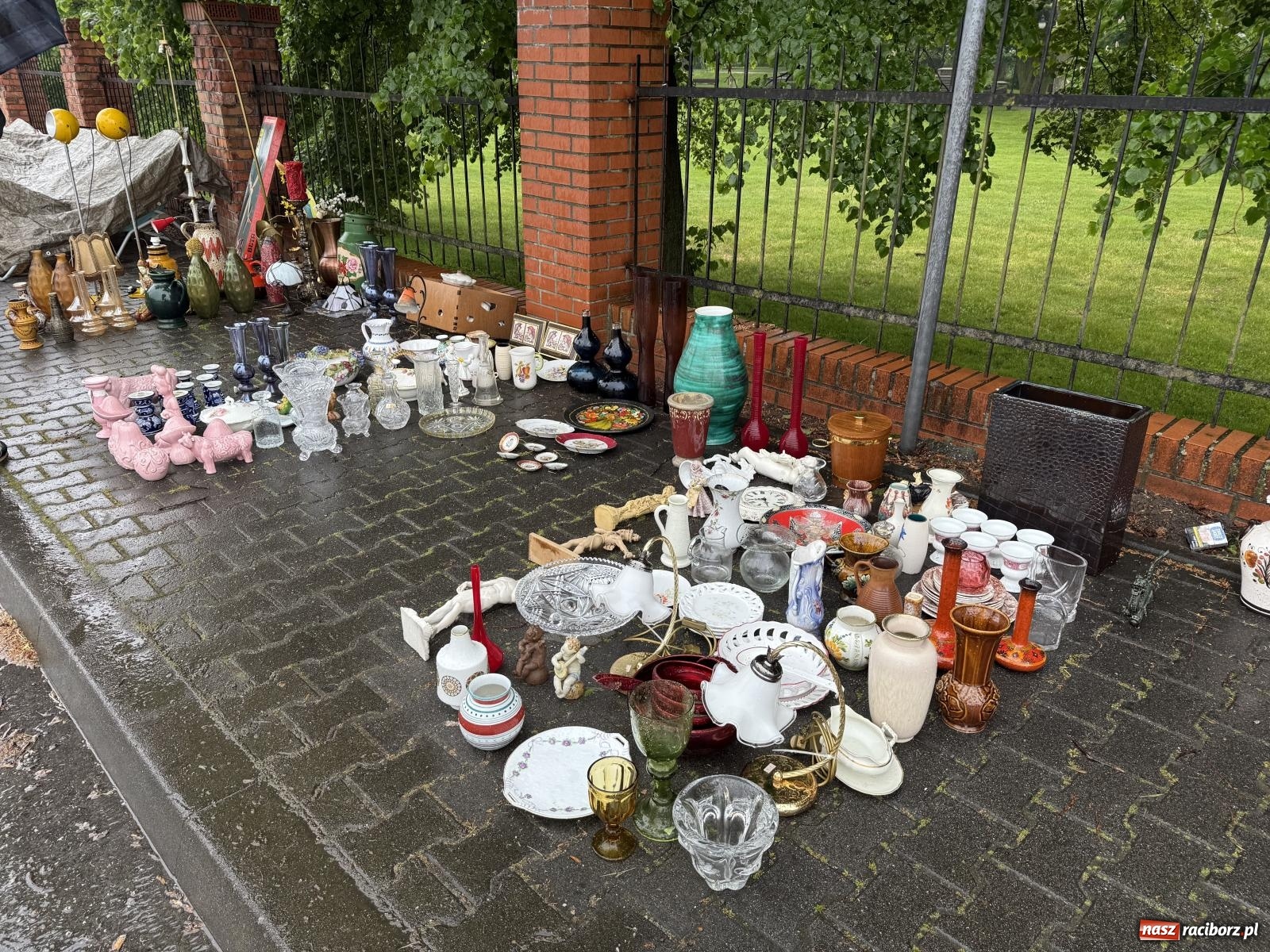 Zdjęcie w galerii na portalu naszraciborz.pl: Deszczowy Jarmark Staroci w Chałupkach. Pogoda pokrzyżowała plany wystawcom wiadomości z regionu