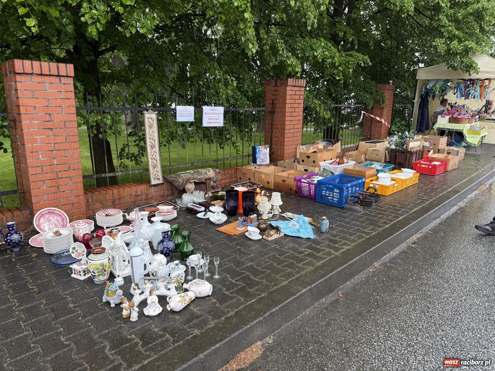 Zdjęcie w galerii na portalu naszraciborz.pl: Deszczowy Jarmark Staroci w Chałupkach. Pogoda pokrzyżowała plany wystawcom wiadomości z regionu