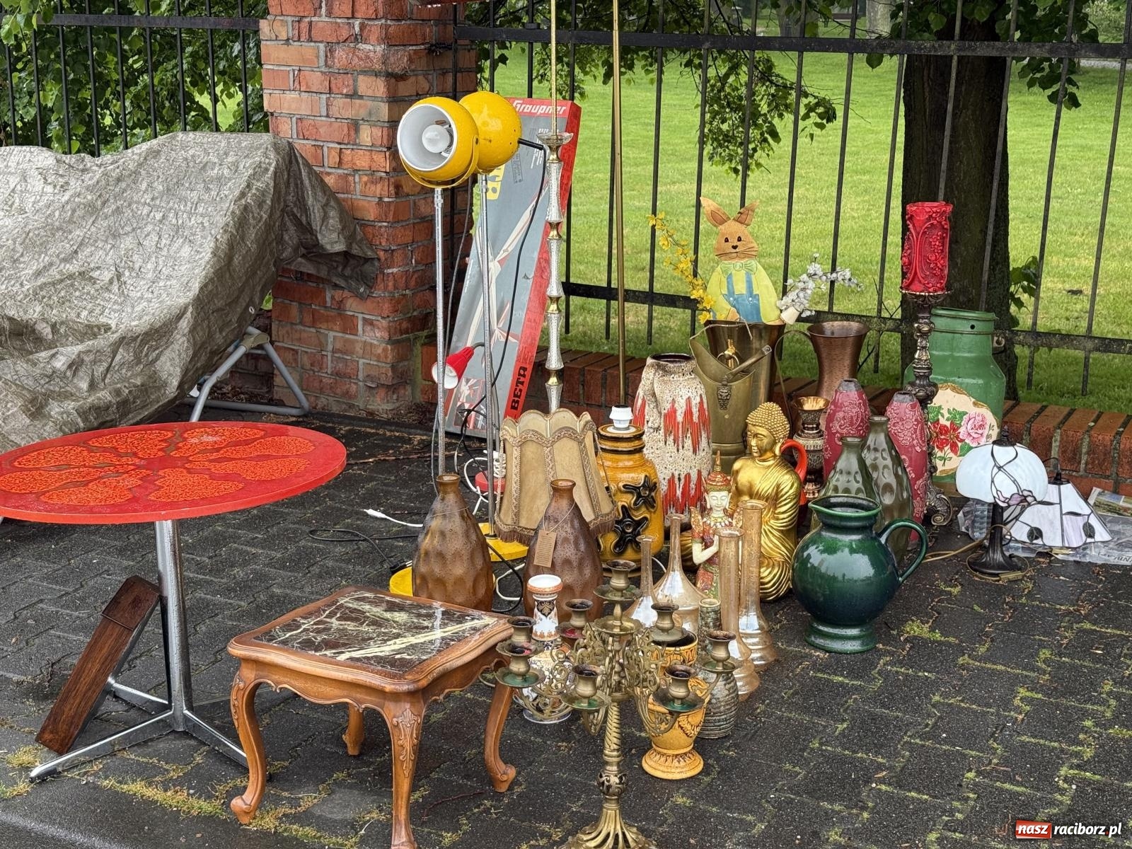 Zdjęcie w galerii na portalu naszraciborz.pl: Deszczowy Jarmark Staroci w Chałupkach. Pogoda pokrzyżowała plany wystawcom wiadomości z regionu