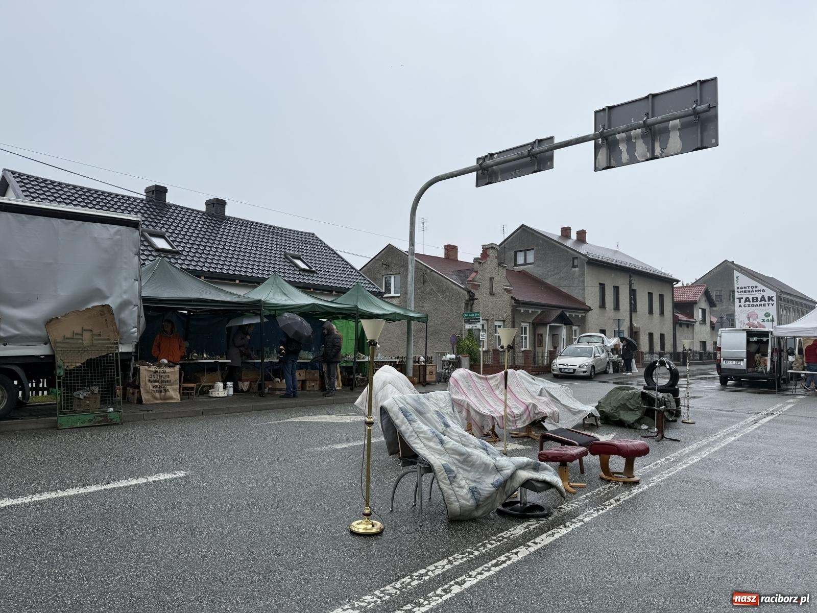 Zdjęcie w galerii na portalu naszraciborz.pl: Deszczowy Jarmark Staroci w Chałupkach. Pogoda pokrzyżowała plany wystawcom wiadomości z regionu