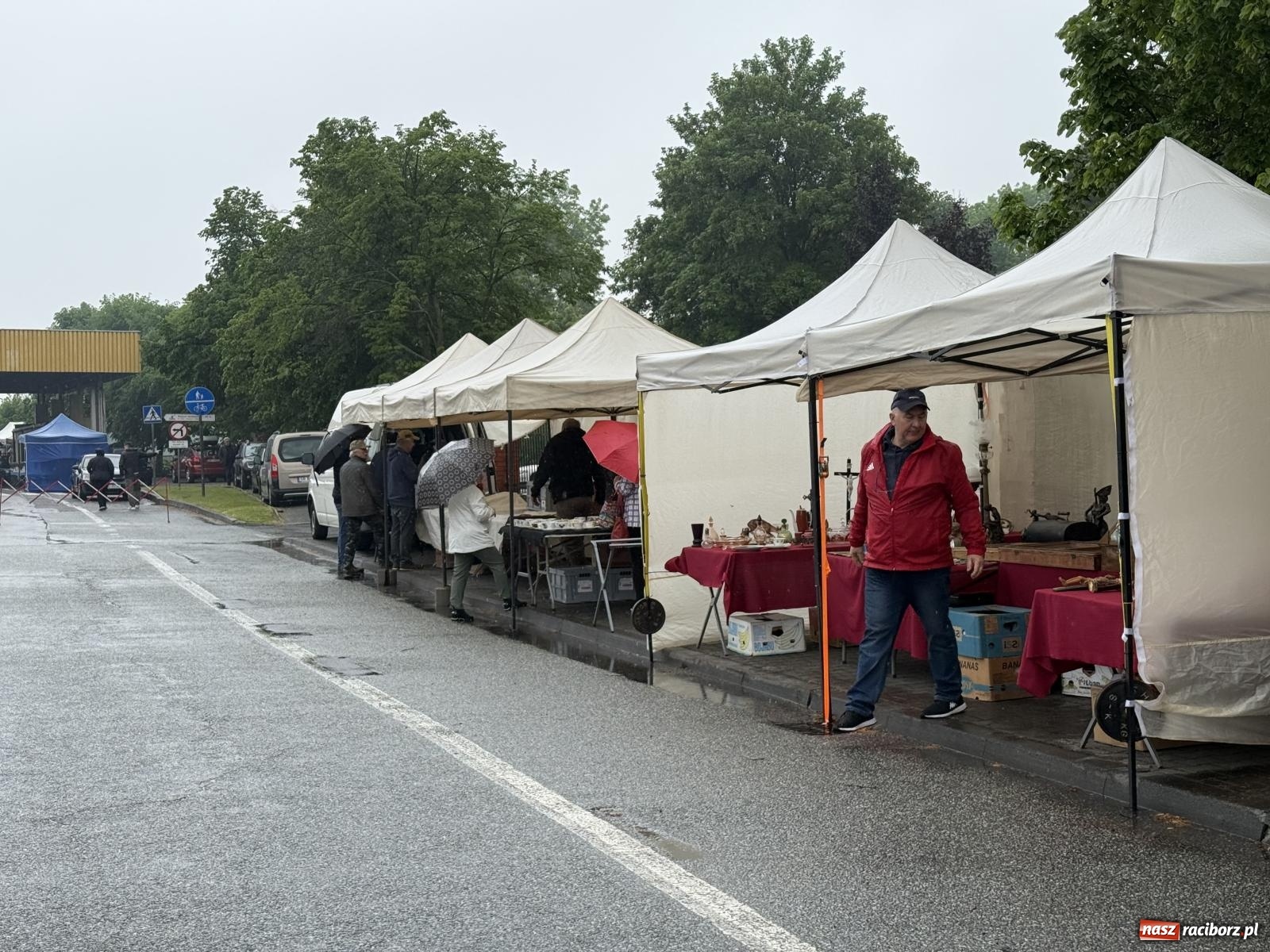 Zdjęcie w galerii na portalu naszraciborz.pl: Deszczowy Jarmark Staroci w Chałupkach. Pogoda pokrzyżowała plany wystawcom wiadomości z regionu