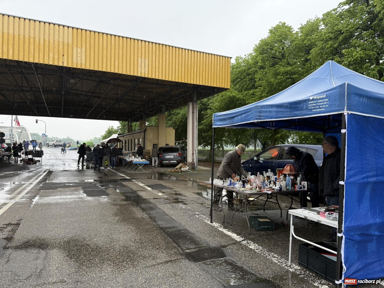 Zdjęcie w galerii na portalu naszraciborz.pl: Deszczowy Jarmark Staroci w Chałupkach. Pogoda pokrzyżowała plany wystawcom wiadomości z regionu