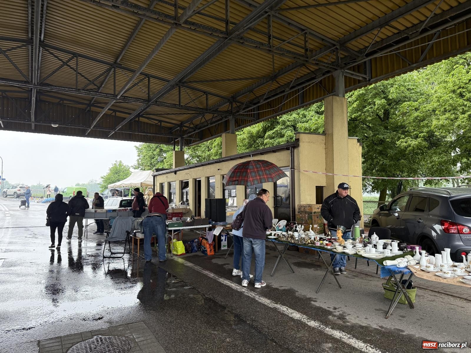 Zdjęcie w galerii na portalu naszraciborz.pl: Deszczowy Jarmark Staroci w Chałupkach. Pogoda pokrzyżowała plany wystawcom wiadomości z regionu