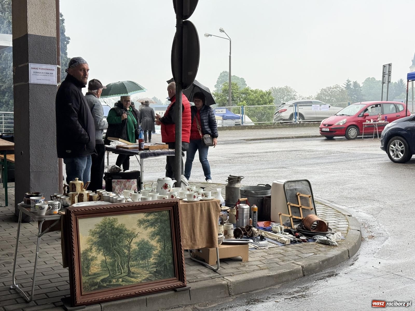 Zdjęcie w galerii na portalu naszraciborz.pl: Deszczowy Jarmark Staroci w Chałupkach. Pogoda pokrzyżowała plany wystawcom wiadomości z regionu