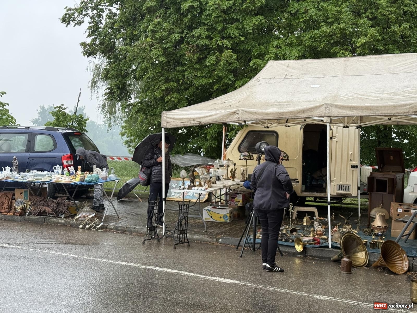 Zdjęcie w galerii na portalu naszraciborz.pl: Deszczowy Jarmark Staroci w Chałupkach. Pogoda pokrzyżowała plany wystawcom wiadomości z regionu
