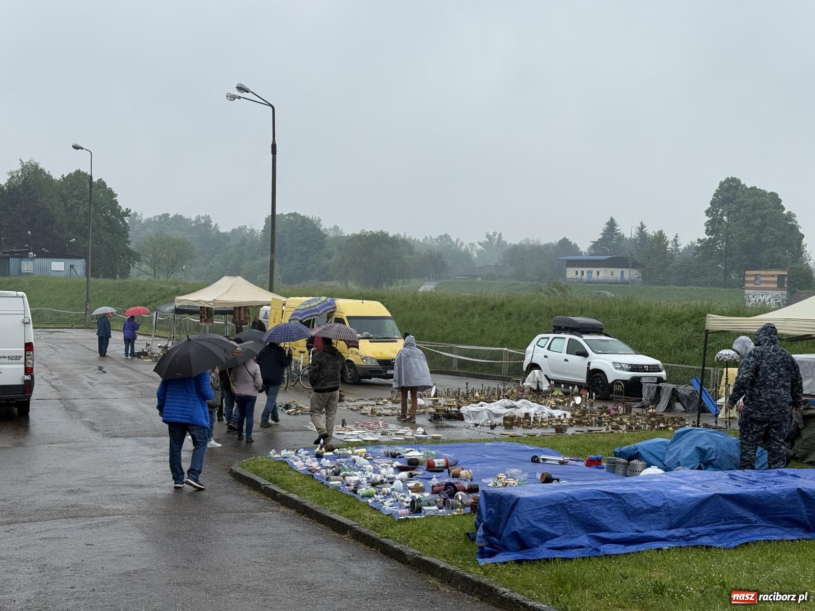 Zdjęcie w galerii na portalu naszraciborz.pl: Deszczowy Jarmark Staroci w Chałupkach. Pogoda pokrzyżowała plany wystawcom wiadomości z regionu