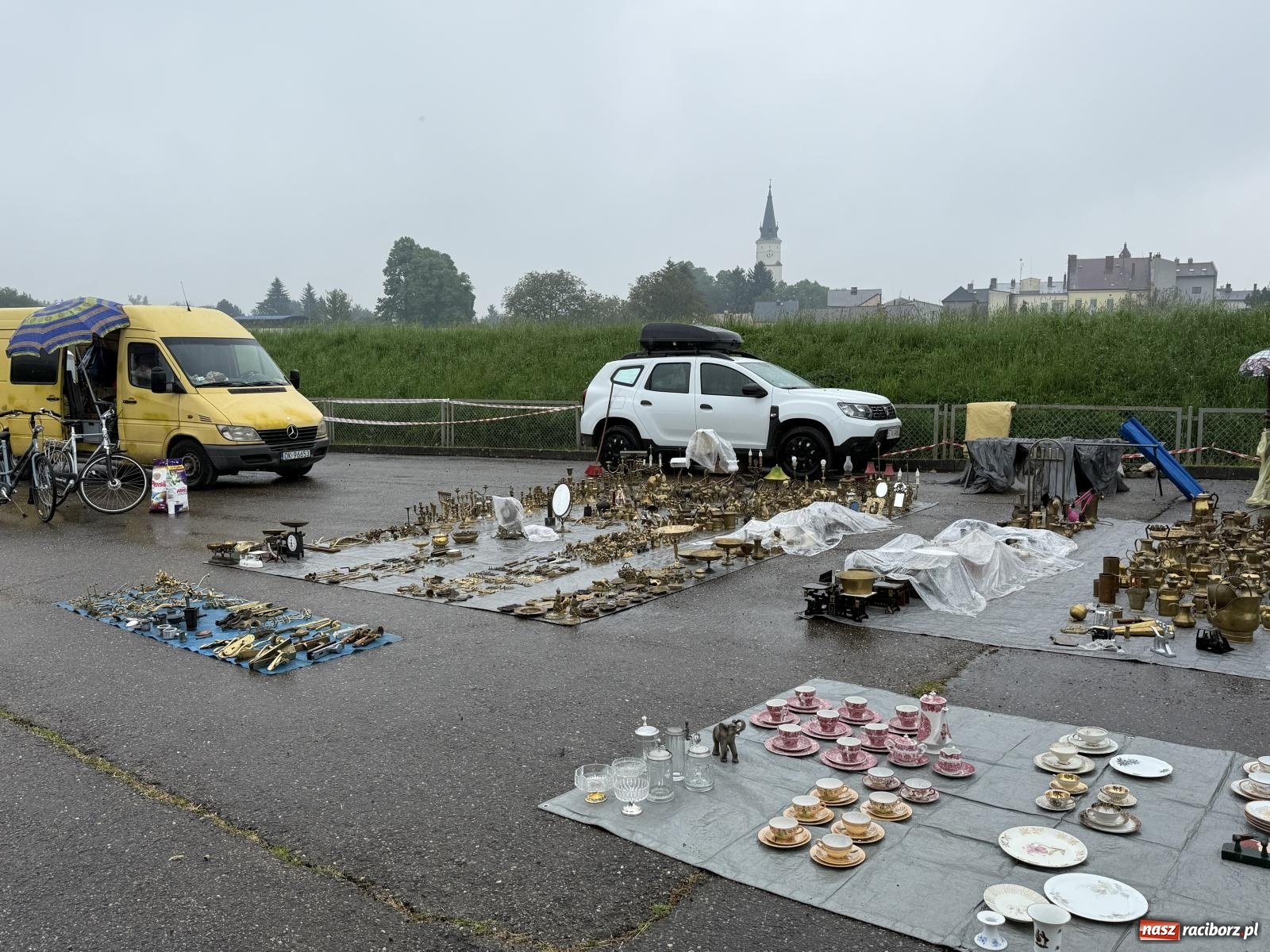 Zdjęcie w galerii na portalu naszraciborz.pl: Deszczowy Jarmark Staroci w Chałupkach. Pogoda pokrzyżowała plany wystawcom wiadomości z regionu