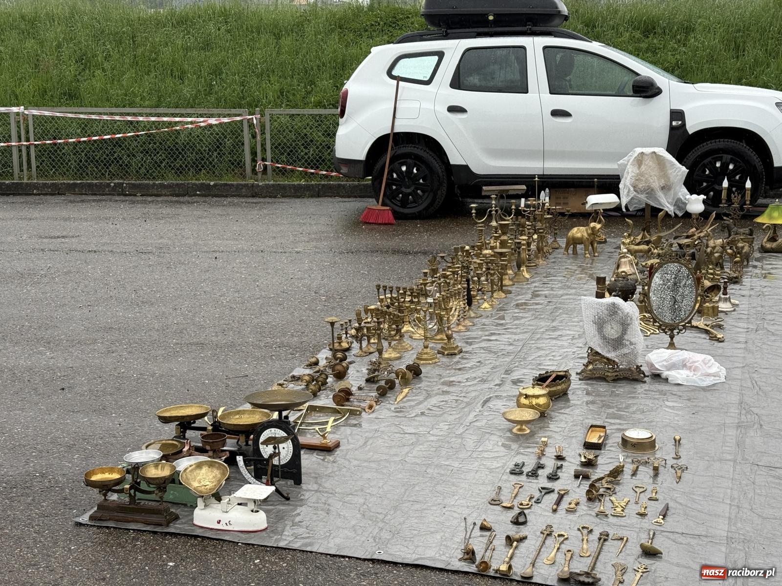 Zdjęcie w galerii na portalu naszraciborz.pl: Deszczowy Jarmark Staroci w Chałupkach. Pogoda pokrzyżowała plany wystawcom wiadomości z regionu