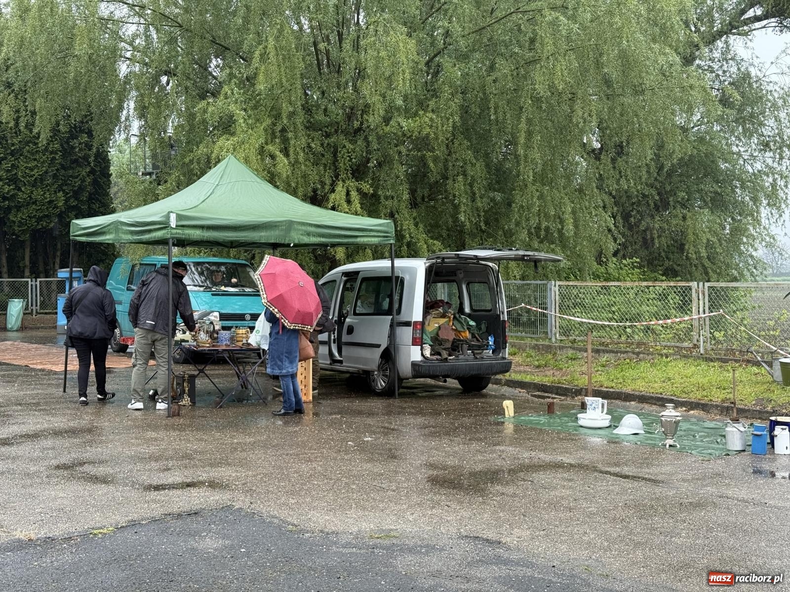 Zdjęcie w galerii na portalu naszraciborz.pl: Deszczowy Jarmark Staroci w Chałupkach. Pogoda pokrzyżowała plany wystawcom wiadomości z regionu