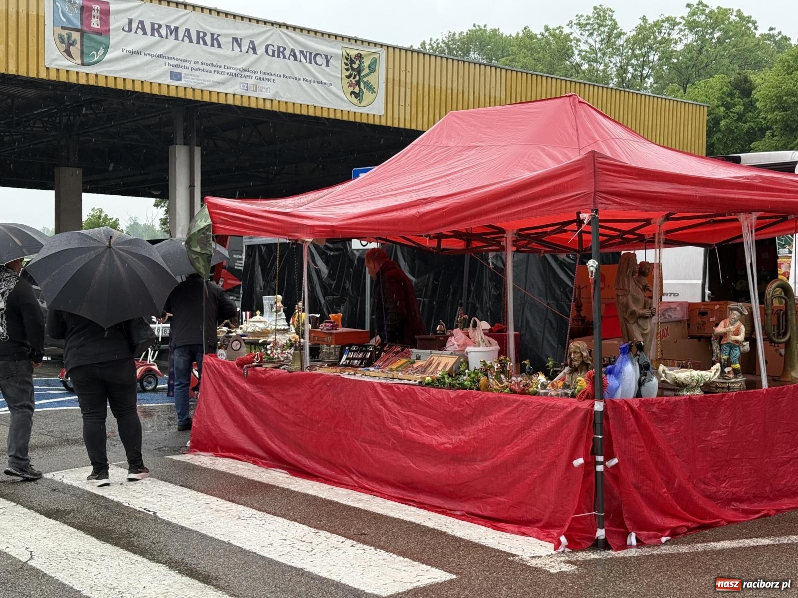Zdjęcie w galerii na portalu naszraciborz.pl: Deszczowy Jarmark Staroci w Chałupkach. Pogoda pokrzyżowała plany wystawcom wiadomości z regionu