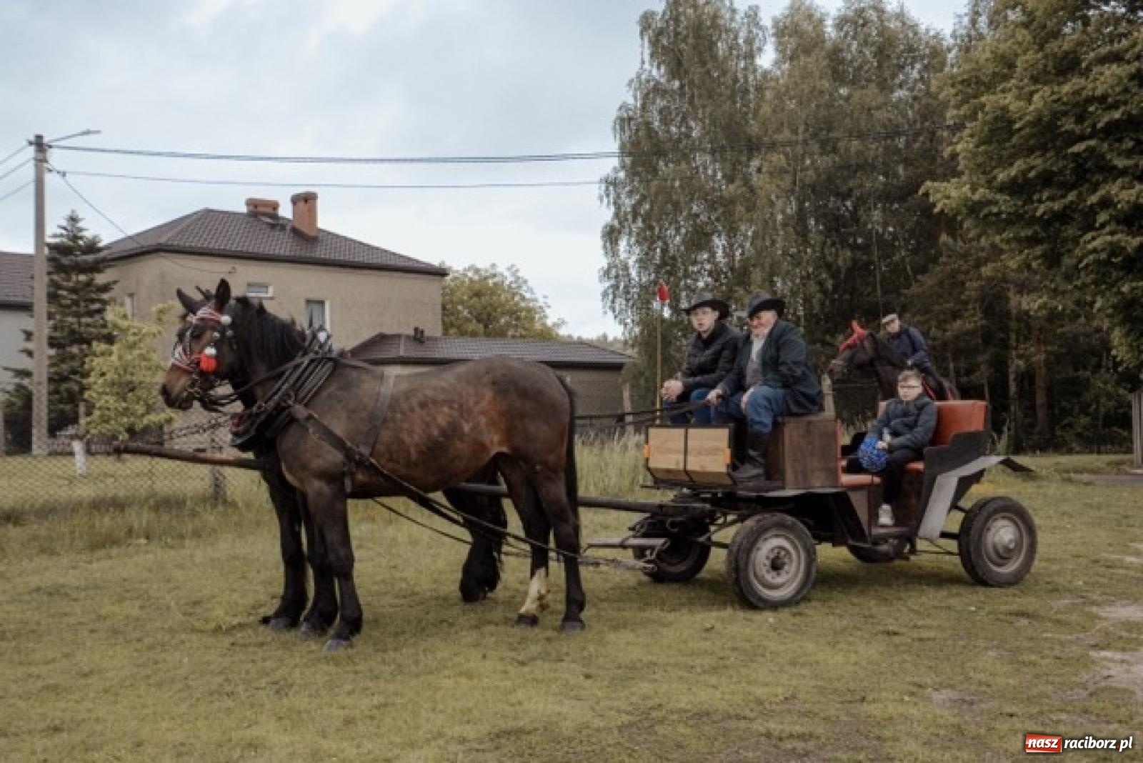 Zdjęcie w galerii na portalu naszraciborz.pl: Procesja św. Urbana w Kobyli. Tradycja, która od wieków prowadzi przez pola  wiadomości z regionu
