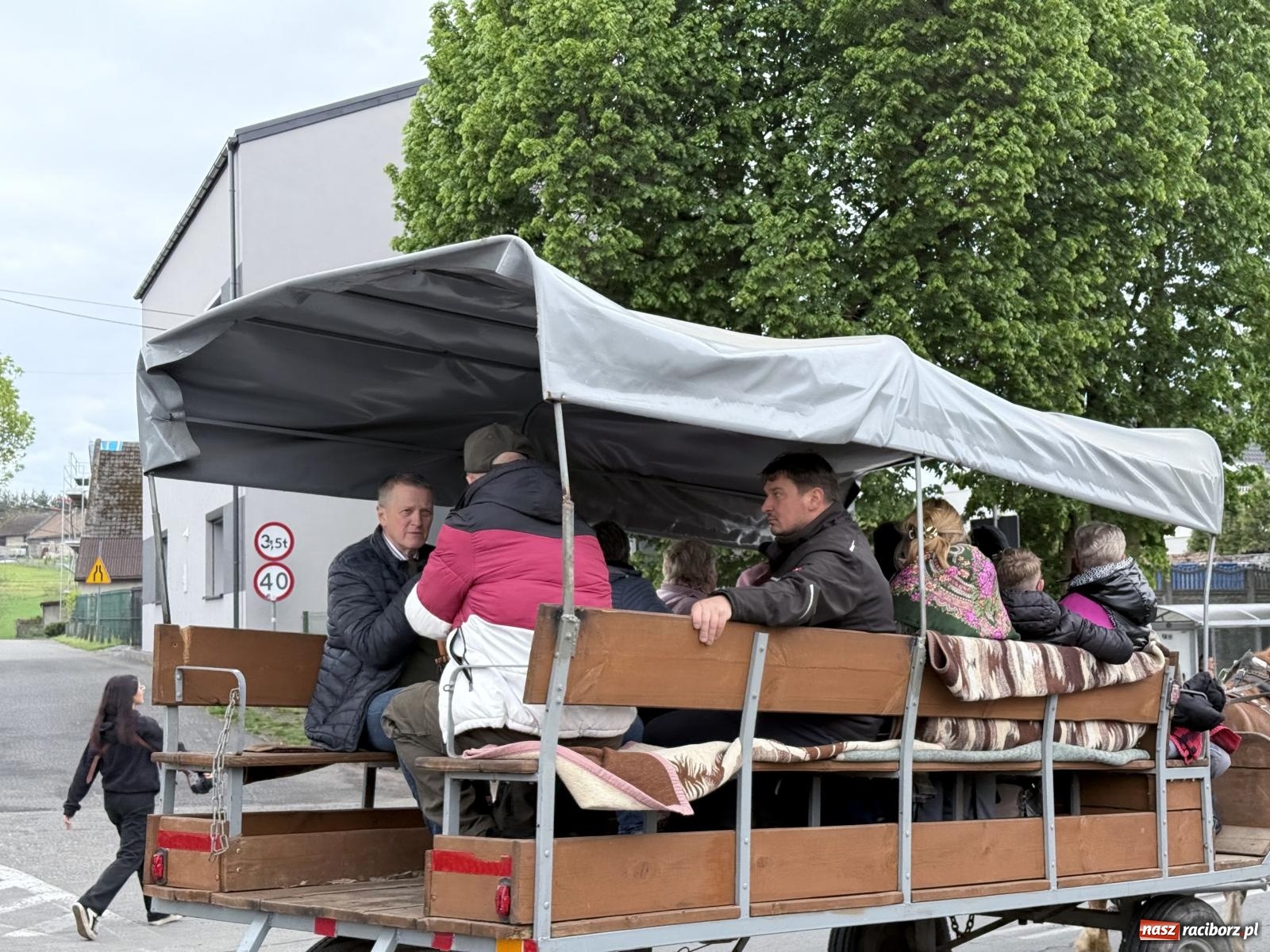 Zdjęcie w galerii na portalu naszraciborz.pl: Procesja św. Urbana w Kobyli. Tradycja, która od wieków prowadzi przez pola  wiadomości z regionu