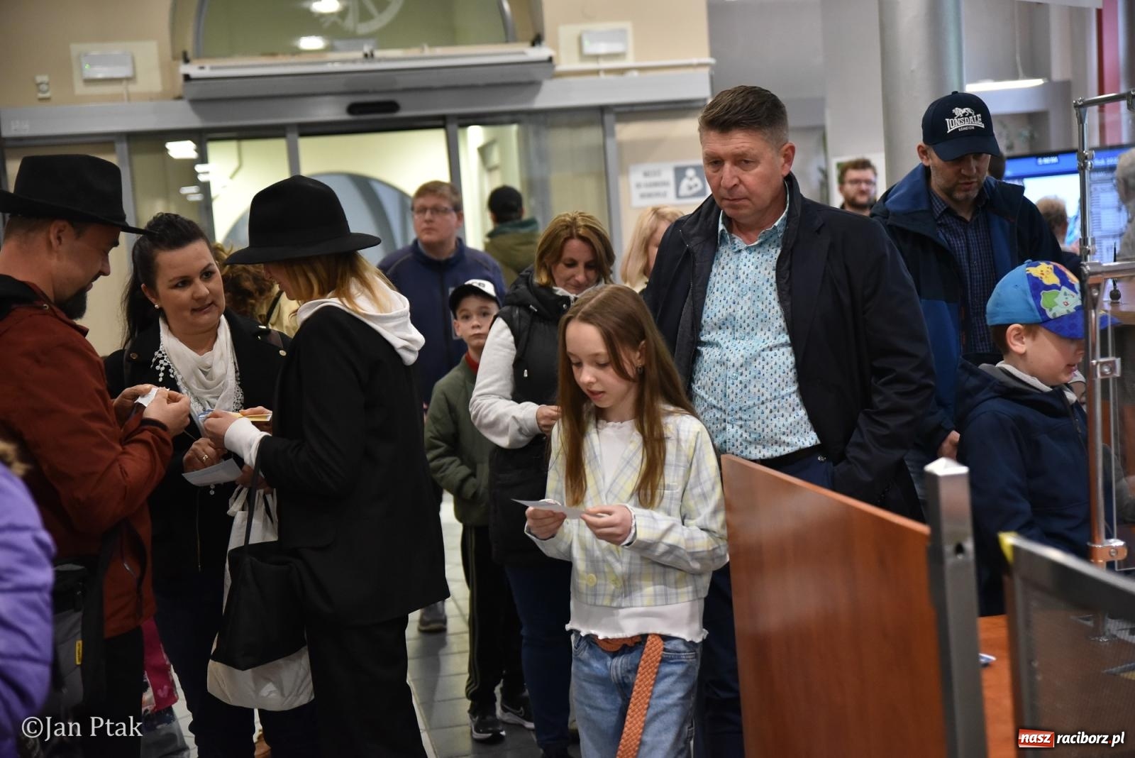 Zdjęcie w galerii na portalu naszraciborz.pl: Za nami Noc Muzeów w Urzędzie Miasta Racibórz – salwa, edukacja, historia i atrakcje dla mieszkańców wiadomości z regionu