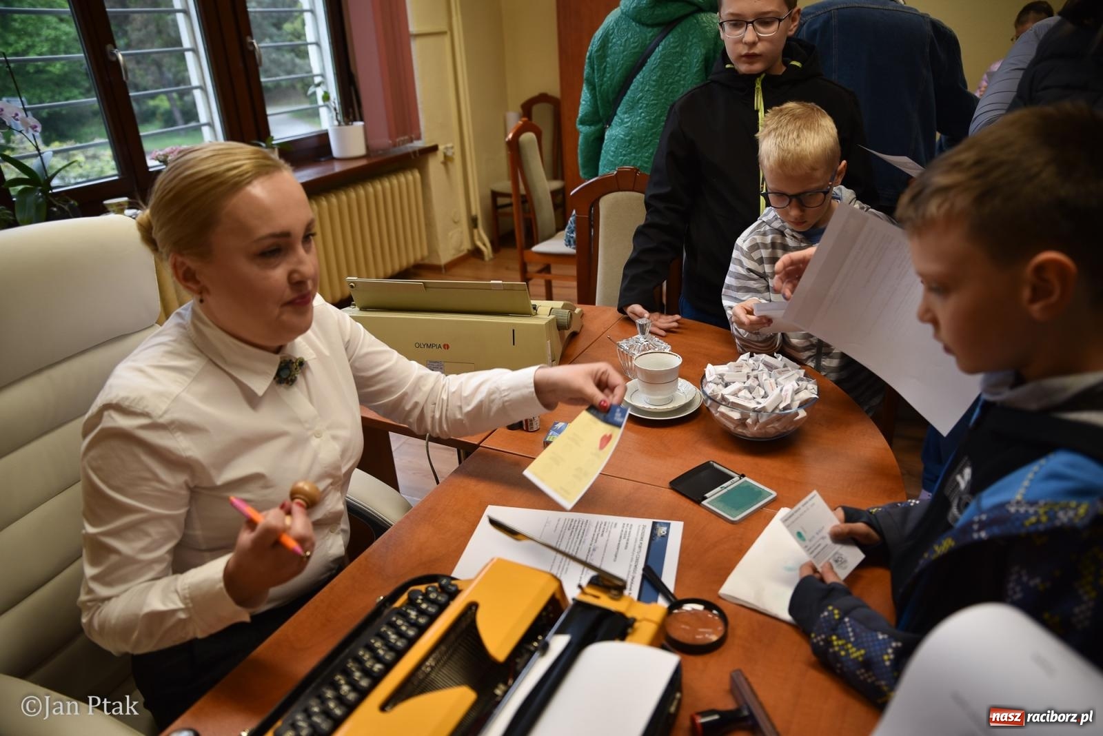 Zdjęcie w galerii na portalu naszraciborz.pl: Za nami Noc Muzeów w Urzędzie Miasta Racibórz – salwa, edukacja, historia i atrakcje dla mieszkańców wiadomości z regionu