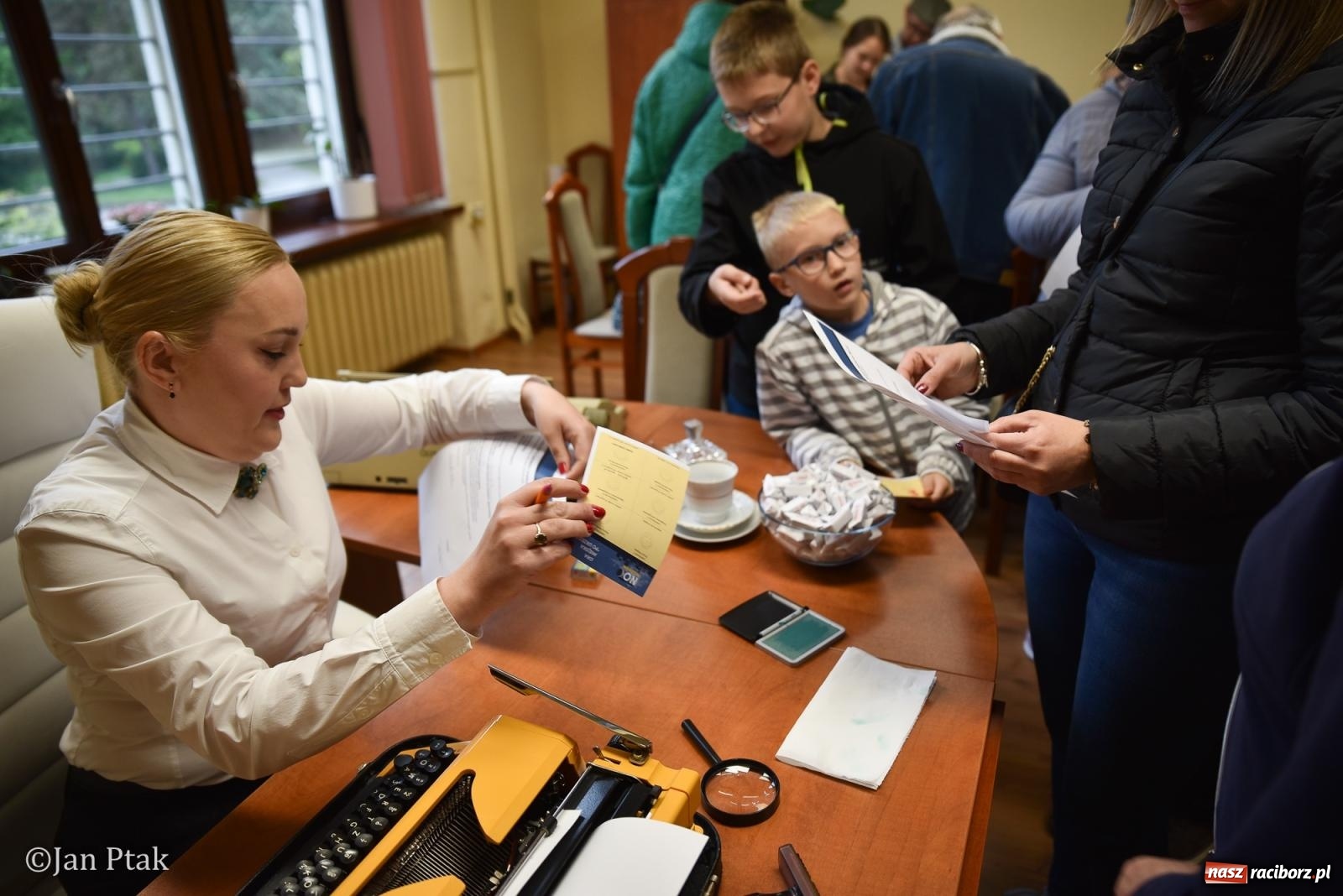 Zdjęcie w galerii na portalu naszraciborz.pl: Za nami Noc Muzeów w Urzędzie Miasta Racibórz – salwa, edukacja, historia i atrakcje dla mieszkańców wiadomości z regionu