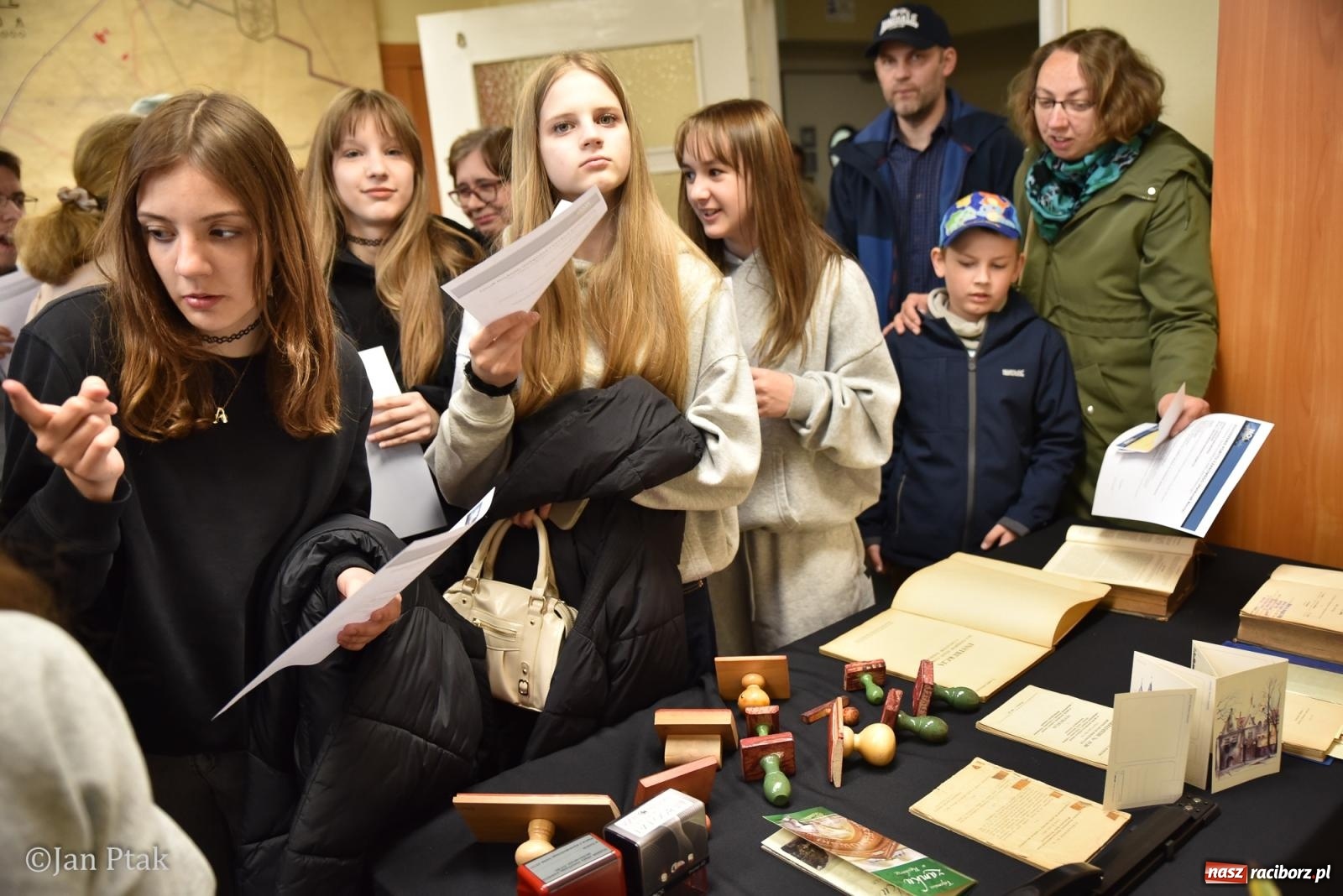 Zdjęcie w galerii na portalu naszraciborz.pl: Za nami Noc Muzeów w Urzędzie Miasta Racibórz – salwa, edukacja, historia i atrakcje dla mieszkańców wiadomości z regionu