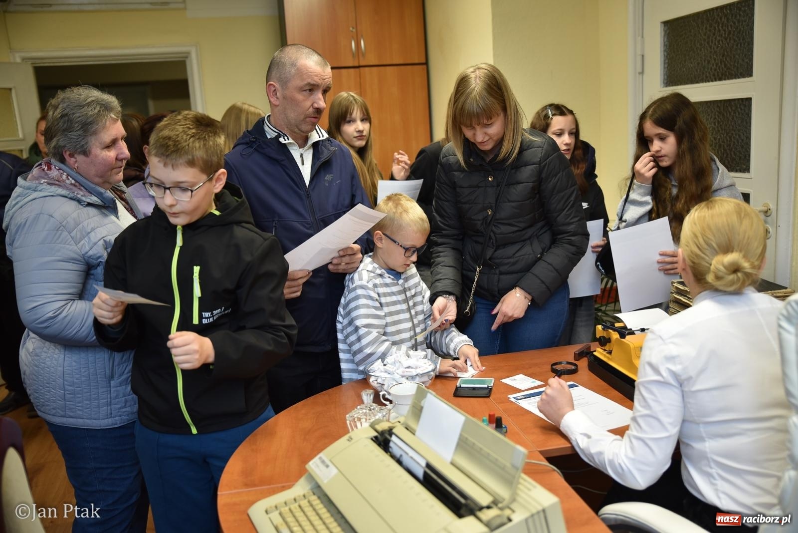Zdjęcie w galerii na portalu naszraciborz.pl: Za nami Noc Muzeów w Urzędzie Miasta Racibórz – salwa, edukacja, historia i atrakcje dla mieszkańców wiadomości z regionu