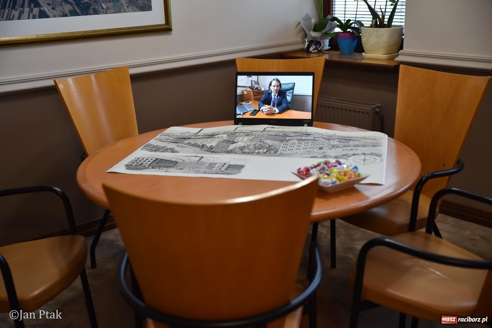 Zdjęcie w galerii na portalu naszraciborz.pl: Za nami Noc Muzeów w Urzędzie Miasta Racibórz – salwa, edukacja, historia i atrakcje dla mieszkańców wiadomości z regionu