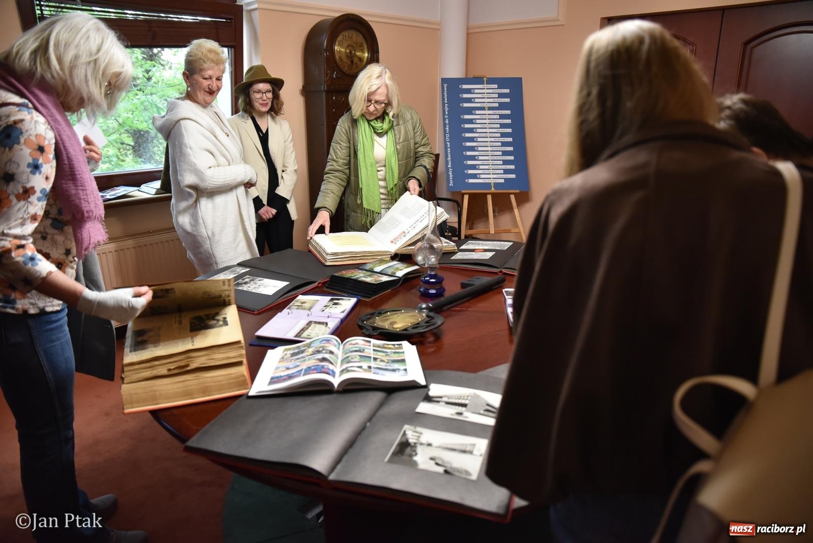 Zdjęcie w galerii na portalu naszraciborz.pl: Za nami Noc Muzeów w Urzędzie Miasta Racibórz – salwa, edukacja, historia i atrakcje dla mieszkańców wiadomości z regionu