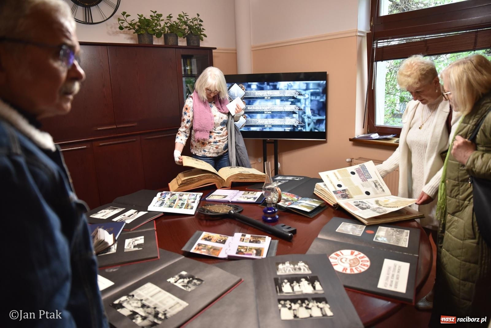 Zdjęcie w galerii na portalu naszraciborz.pl: Za nami Noc Muzeów w Urzędzie Miasta Racibórz – salwa, edukacja, historia i atrakcje dla mieszkańców wiadomości z regionu