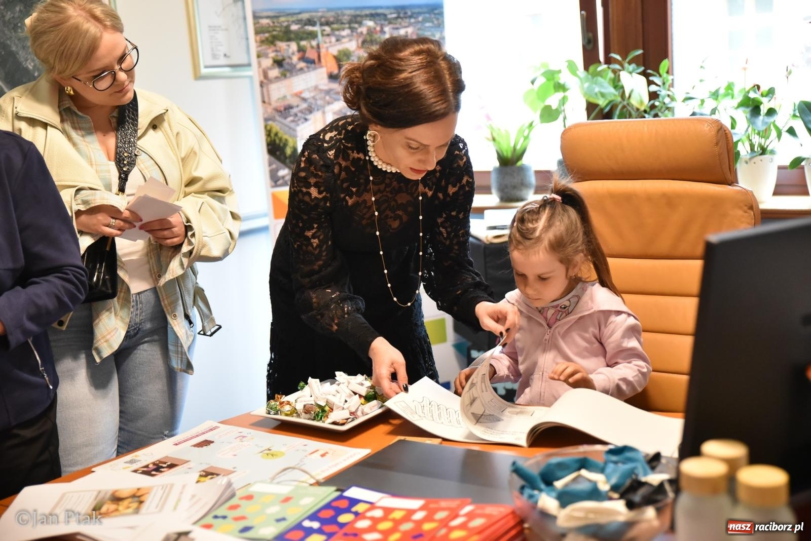 Zdjęcie w galerii na portalu naszraciborz.pl: Za nami Noc Muzeów w Urzędzie Miasta Racibórz – salwa, edukacja, historia i atrakcje dla mieszkańców wiadomości z regionu