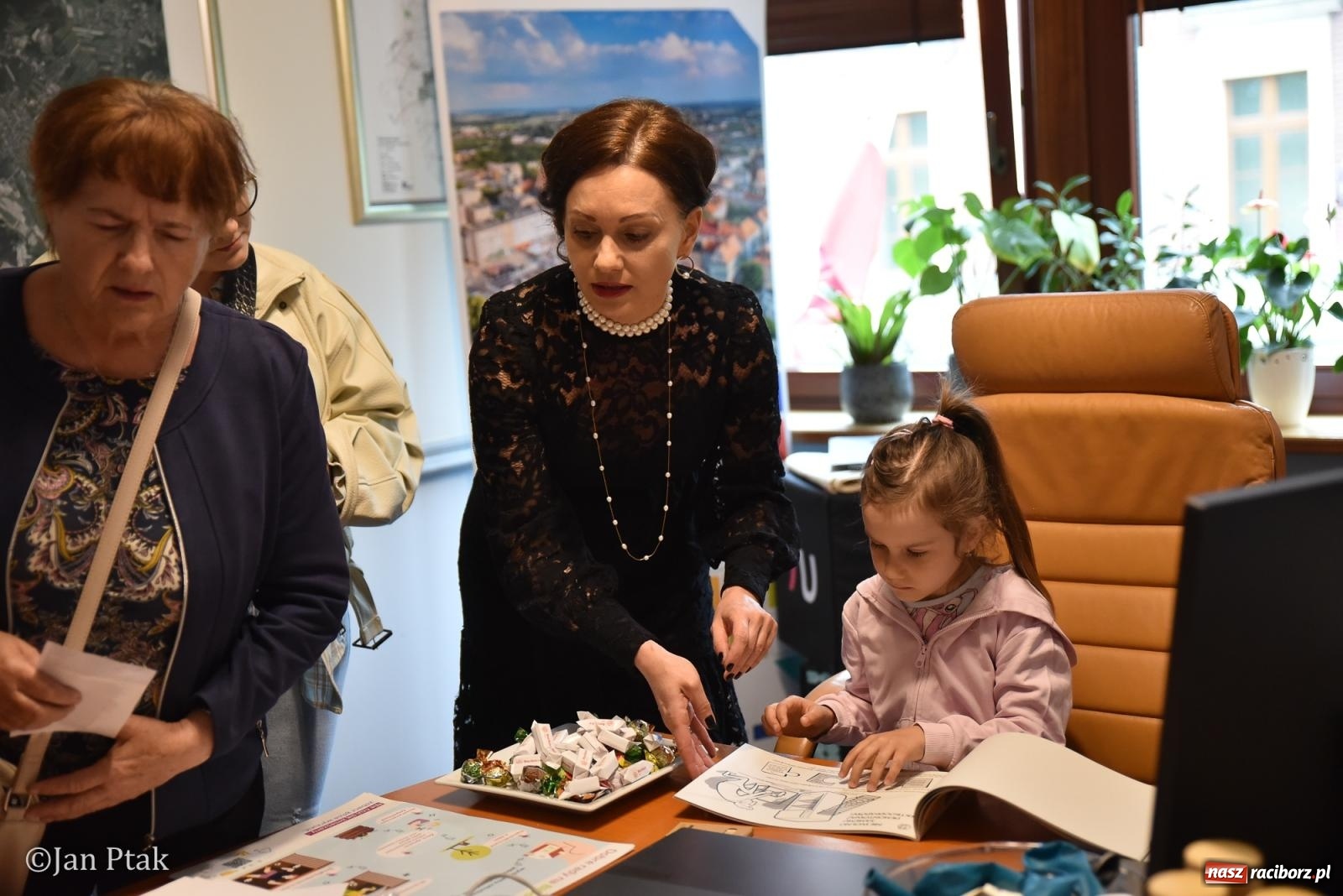Zdjęcie w galerii na portalu naszraciborz.pl: Za nami Noc Muzeów w Urzędzie Miasta Racibórz – salwa, edukacja, historia i atrakcje dla mieszkańców wiadomości z regionu