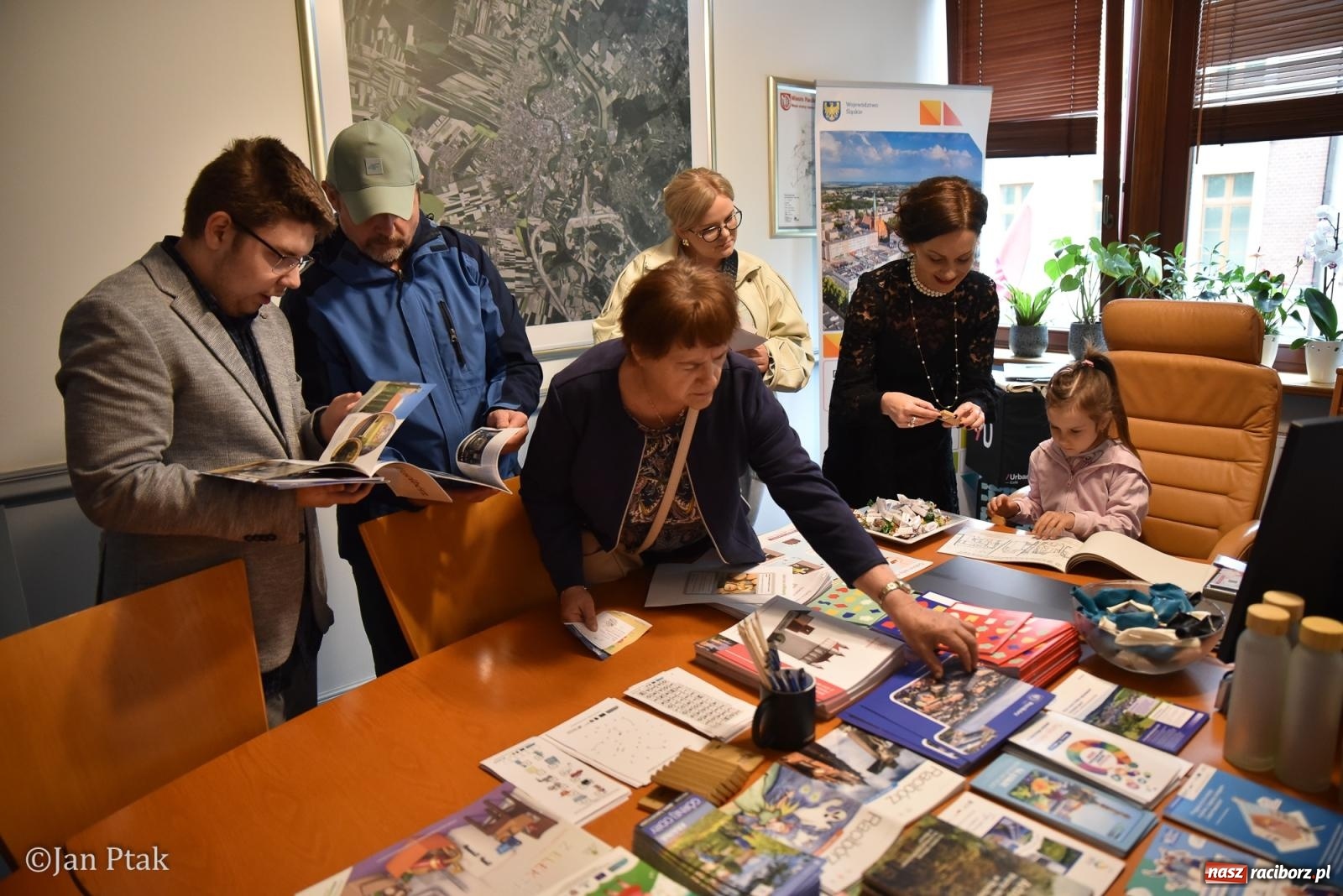 Zdjęcie w galerii na portalu naszraciborz.pl: Za nami Noc Muzeów w Urzędzie Miasta Racibórz – salwa, edukacja, historia i atrakcje dla mieszkańców wiadomości z regionu