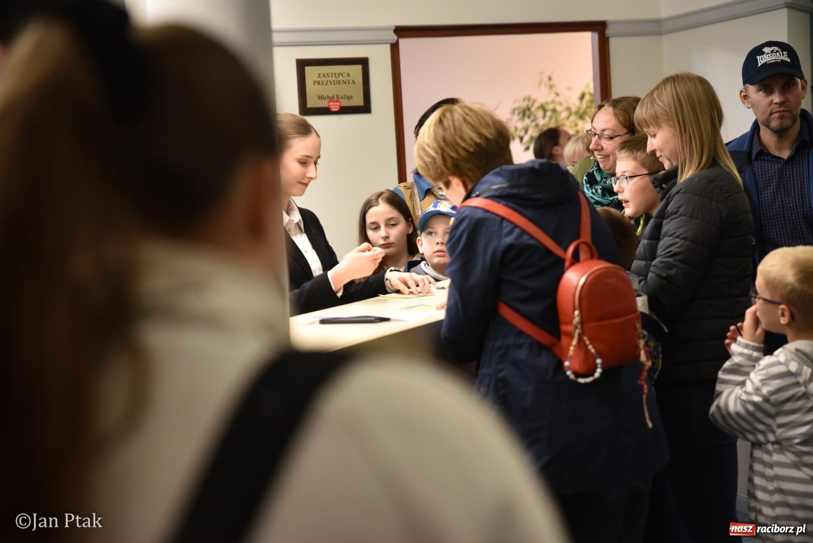 Zdjęcie w galerii na portalu naszraciborz.pl: Za nami Noc Muzeów w Urzędzie Miasta Racibórz – salwa, edukacja, historia i atrakcje dla mieszkańców wiadomości z regionu