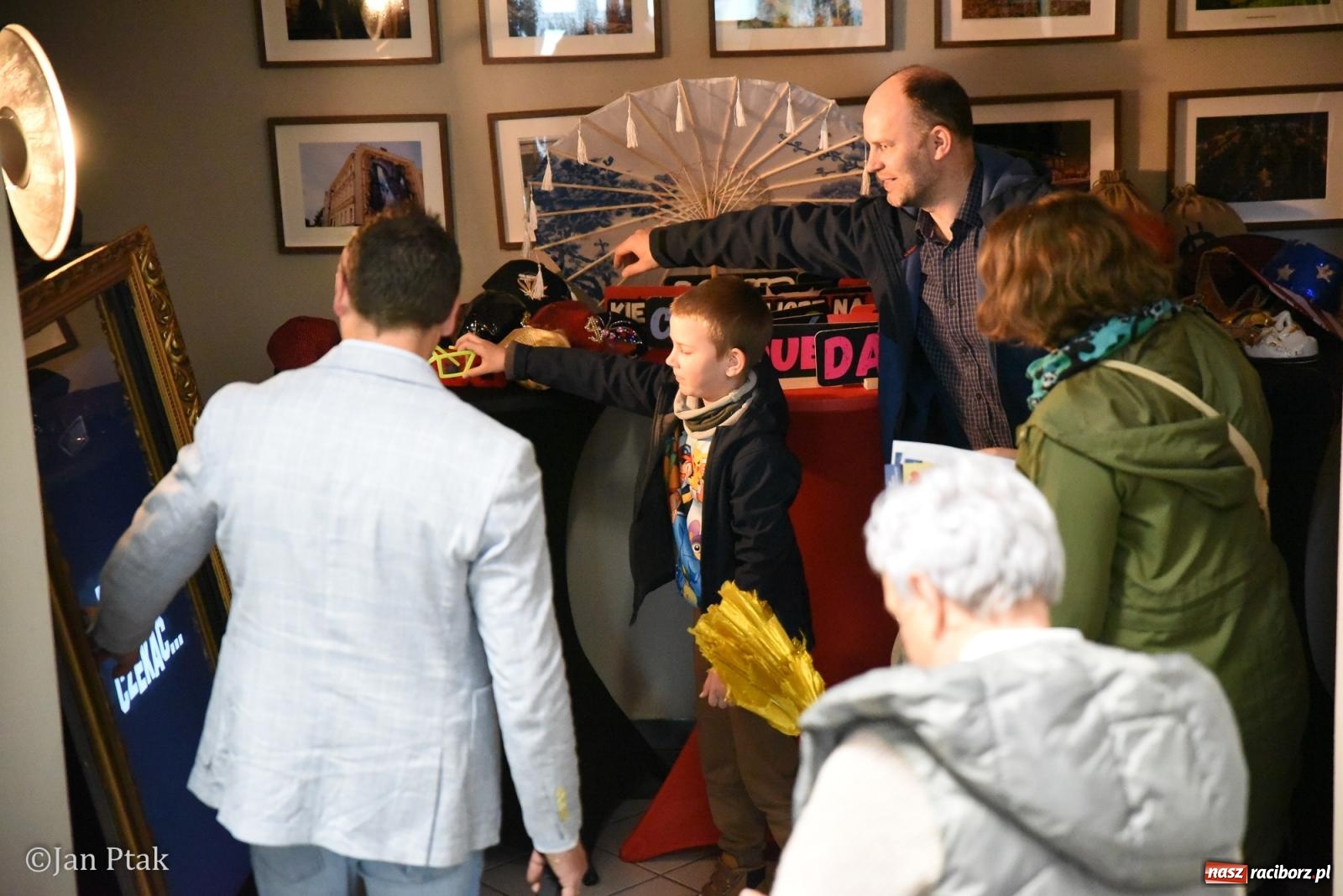 Zdjęcie w galerii na portalu naszraciborz.pl: Za nami Noc Muzeów w Urzędzie Miasta Racibórz – salwa, edukacja, historia i atrakcje dla mieszkańców wiadomości z regionu
