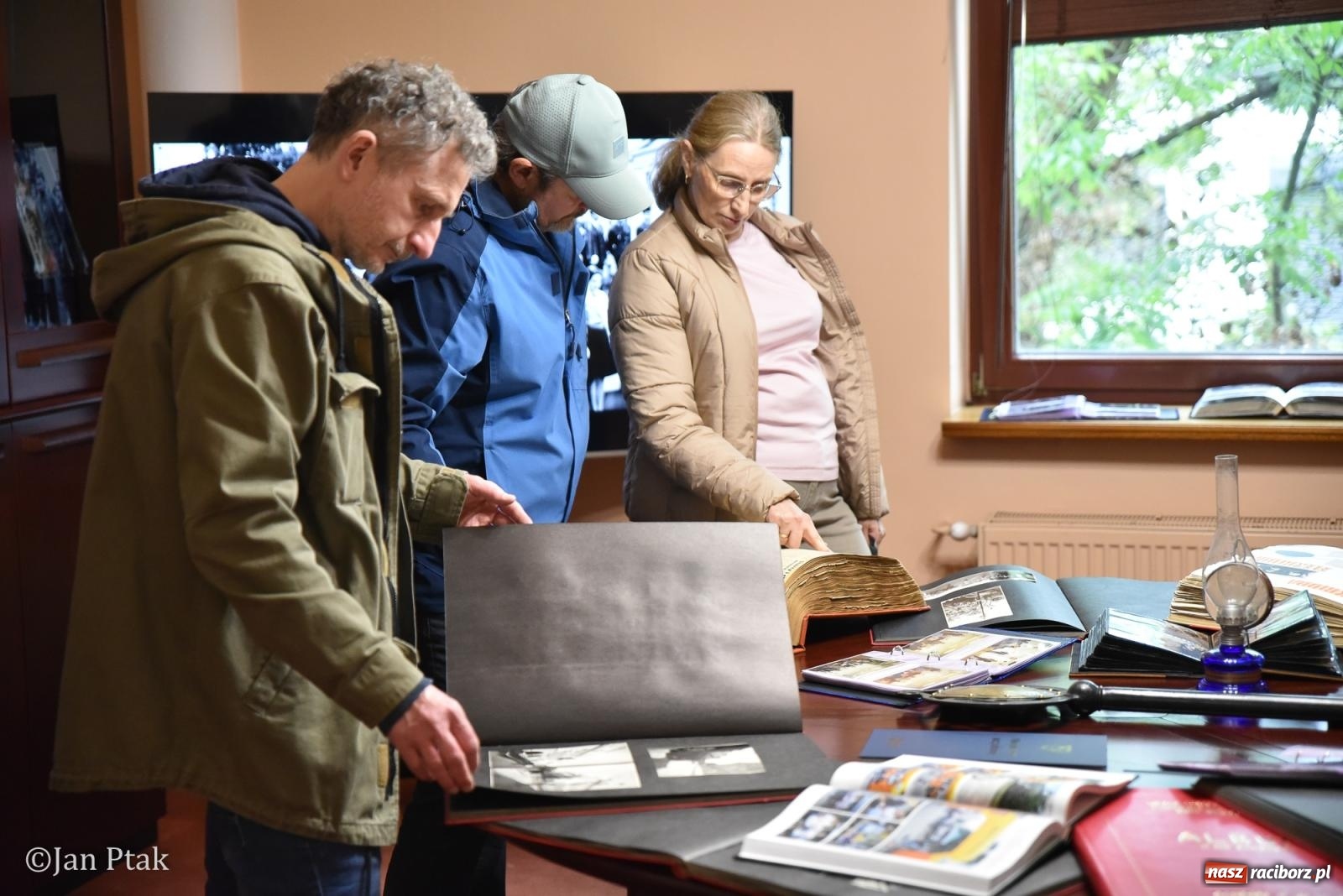 Zdjęcie w galerii na portalu naszraciborz.pl: Za nami Noc Muzeów w Urzędzie Miasta Racibórz – salwa, edukacja, historia i atrakcje dla mieszkańców wiadomości z regionu