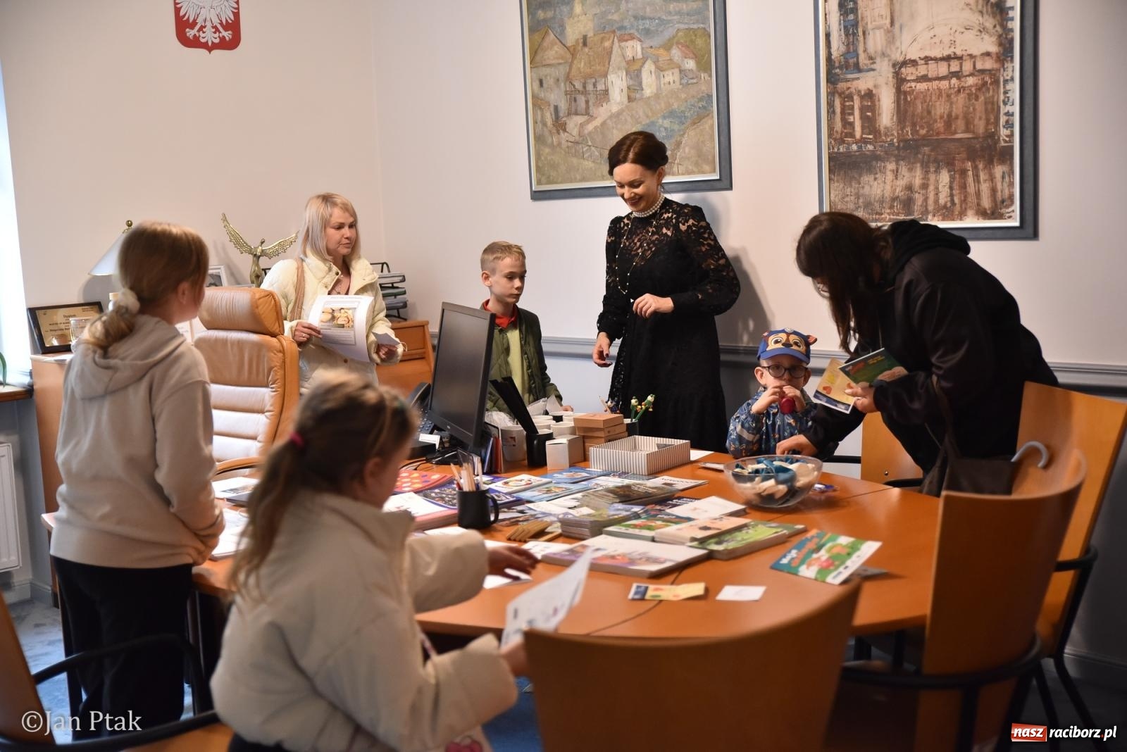 Zdjęcie w galerii na portalu naszraciborz.pl: Za nami Noc Muzeów w Urzędzie Miasta Racibórz – salwa, edukacja, historia i atrakcje dla mieszkańców wiadomości z regionu