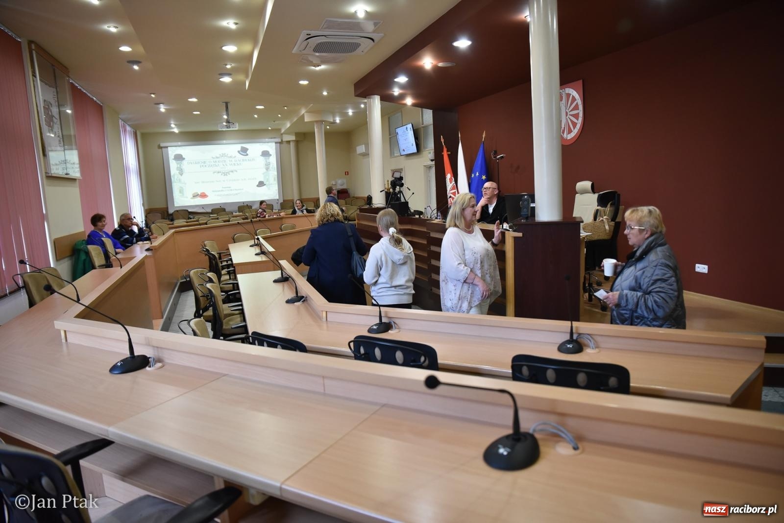 Zdjęcie w galerii na portalu naszraciborz.pl: Za nami Noc Muzeów w Urzędzie Miasta Racibórz – salwa, edukacja, historia i atrakcje dla mieszkańców wiadomości z regionu