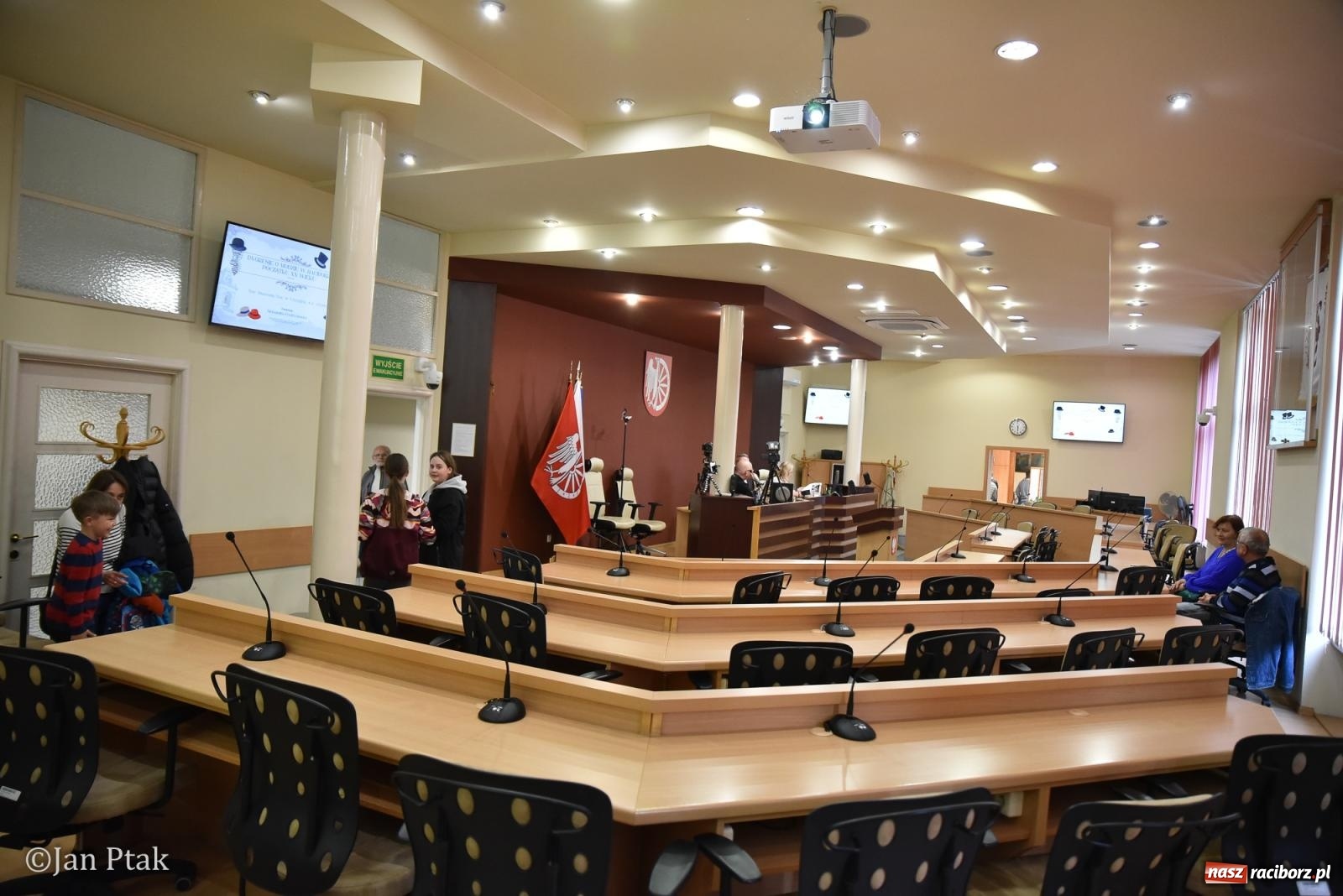 Zdjęcie w galerii na portalu naszraciborz.pl: Za nami Noc Muzeów w Urzędzie Miasta Racibórz – salwa, edukacja, historia i atrakcje dla mieszkańców wiadomości z regionu