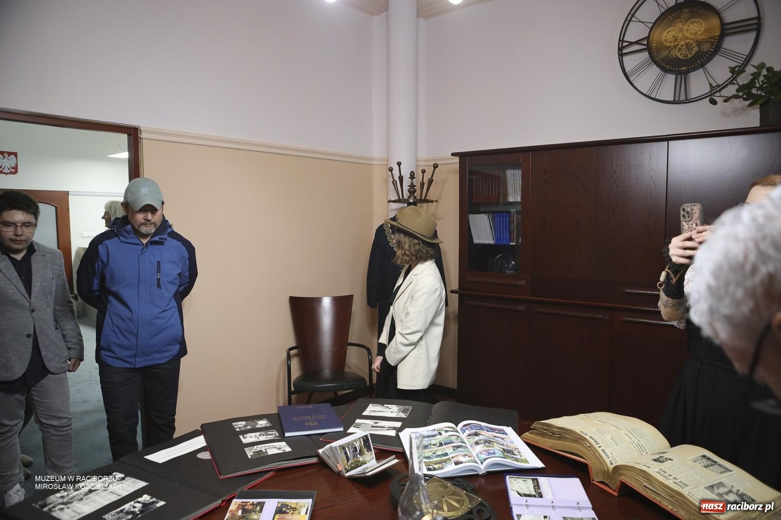 Zdjęcie w galerii na portalu naszraciborz.pl: Za nami Noc Muzeów w Urzędzie Miasta Racibórz – salwa, edukacja, historia i atrakcje dla mieszkańców wiadomości z regionu