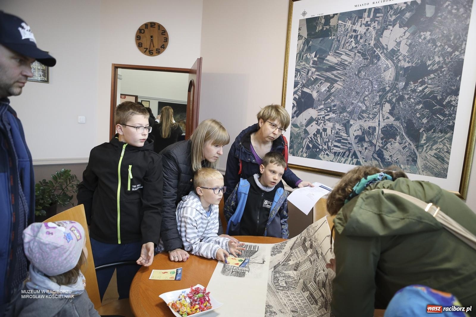 Zdjęcie w galerii na portalu naszraciborz.pl: Za nami Noc Muzeów w Urzędzie Miasta Racibórz – salwa, edukacja, historia i atrakcje dla mieszkańców wiadomości z regionu