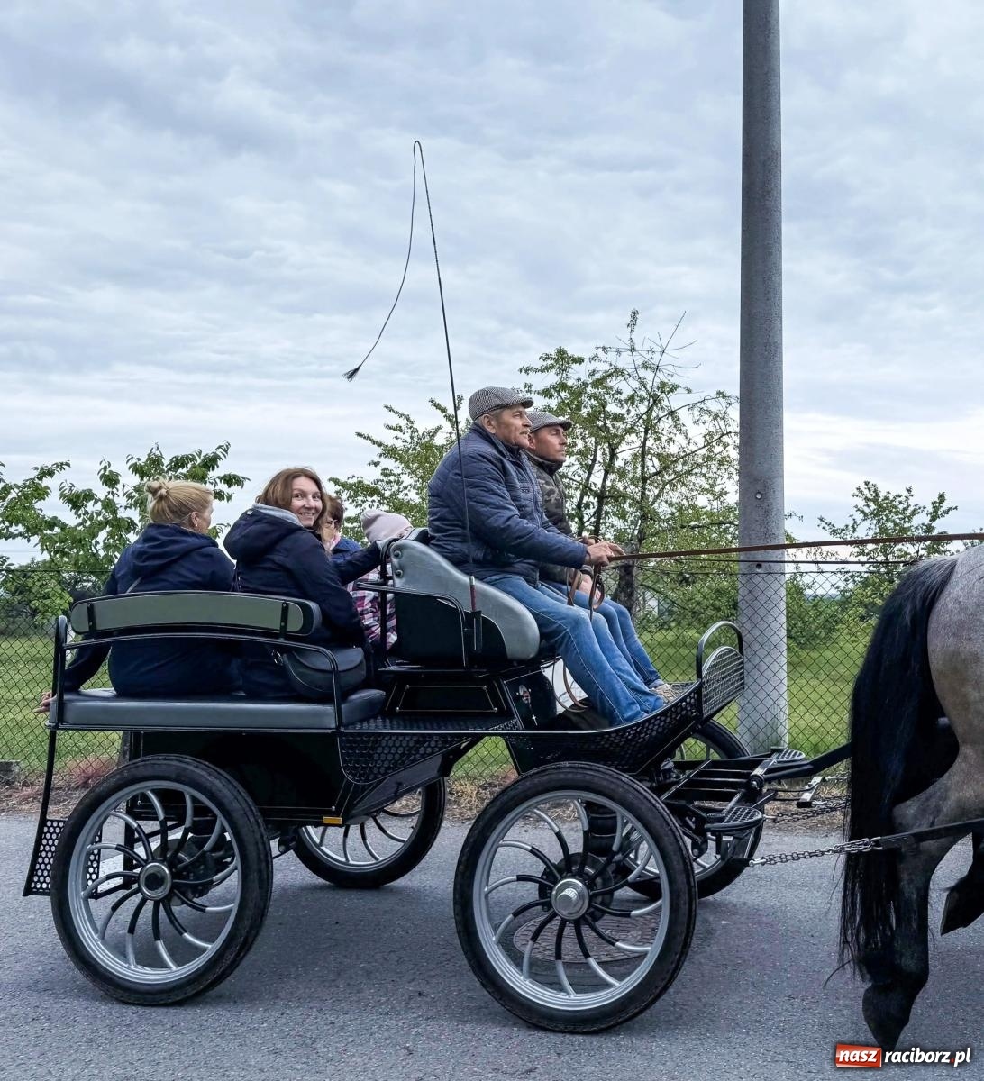 Zdjęcie w galerii na portalu naszraciborz.pl: Procesja św. Urbana w Kobyli. Tradycja, która od wieków prowadzi przez pola [FOTO i WIDEO] wiadomości z regionu