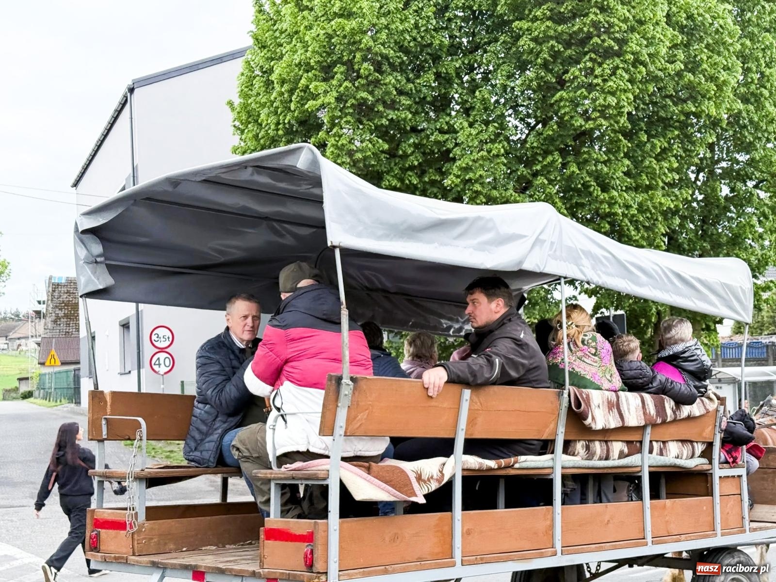 Zdjęcie w galerii na portalu naszraciborz.pl: Procesja św. Urbana w Kobyli. Tradycja, która od wieków prowadzi przez pola [FOTO i WIDEO] wiadomości z regionu