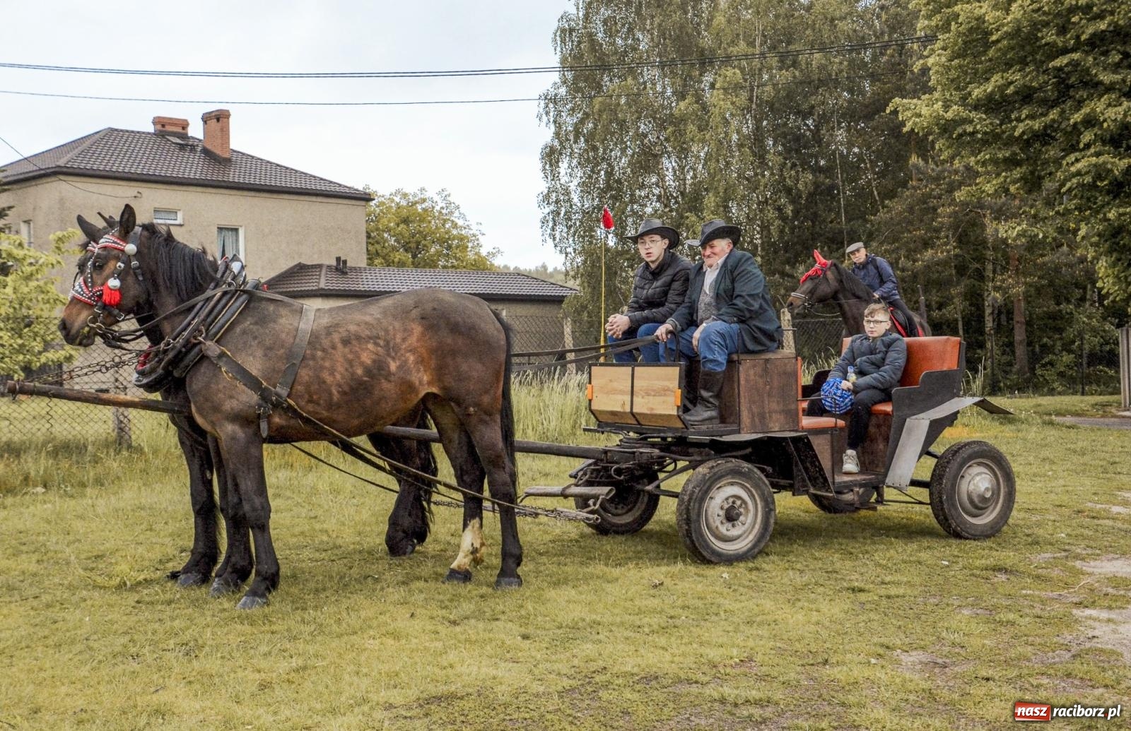Zdjęcie w galerii na portalu naszraciborz.pl: Procesja św. Urbana w Kobyli. Tradycja, która od wieków prowadzi przez pola [FOTO i WIDEO] wiadomości z regionu