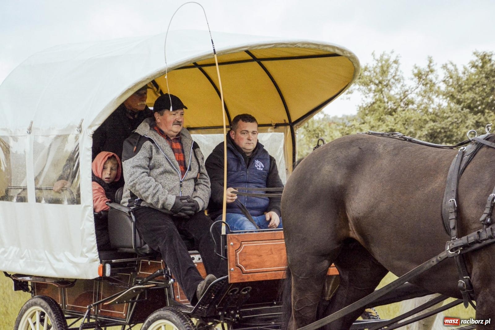 Zdjęcie w galerii na portalu naszraciborz.pl: Procesja św. Urbana w Kobyli. Tradycja, która od wieków prowadzi przez pola [FOTO i WIDEO] wiadomości z regionu
