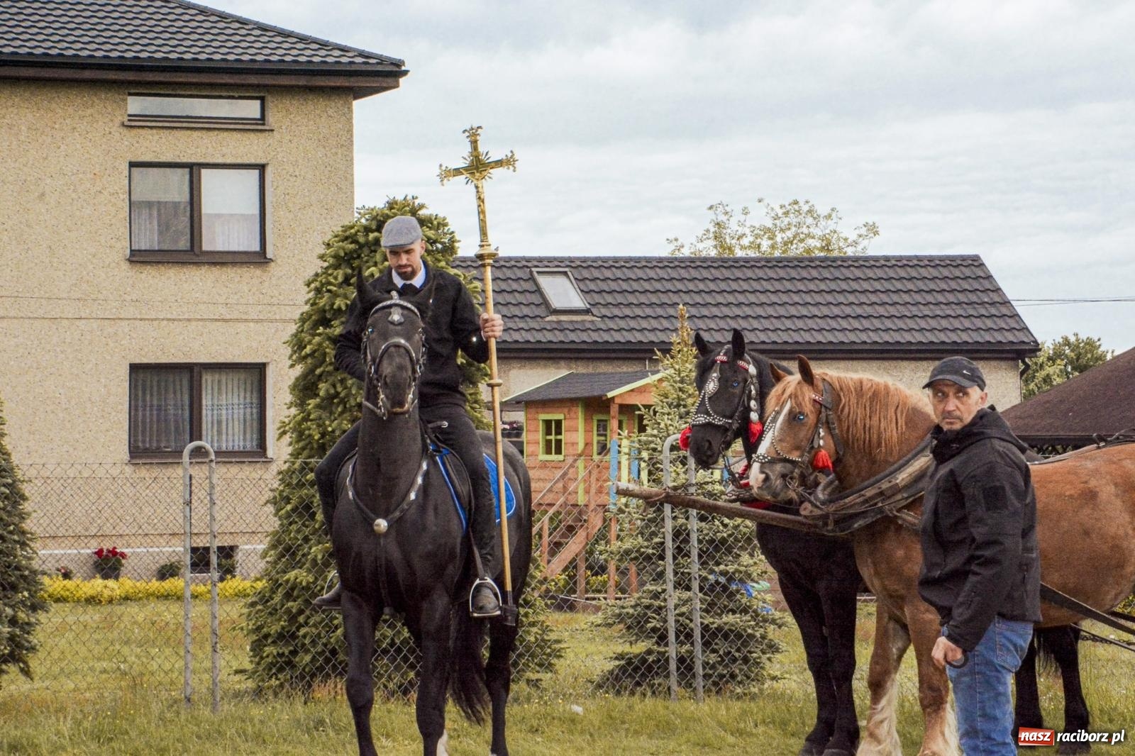 Zdjęcie w galerii na portalu naszraciborz.pl: Procesja św. Urbana w Kobyli. Tradycja, która od wieków prowadzi przez pola [FOTO i WIDEO] wiadomości z regionu