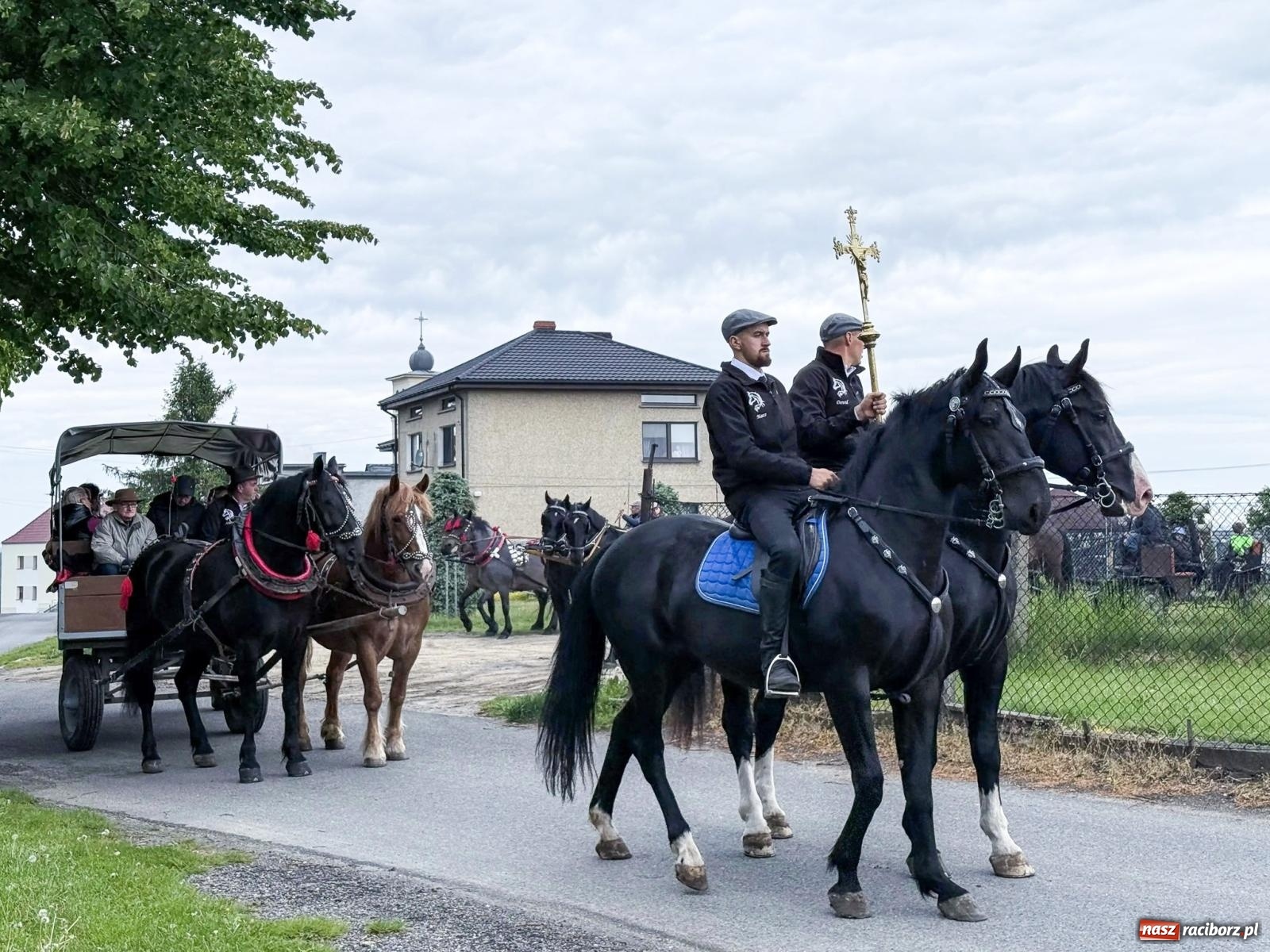 Zdjęcie w galerii na portalu naszraciborz.pl: Procesja św. Urbana w Kobyli. Tradycja, która od wieków prowadzi przez pola [FOTO i WIDEO] wiadomości z regionu